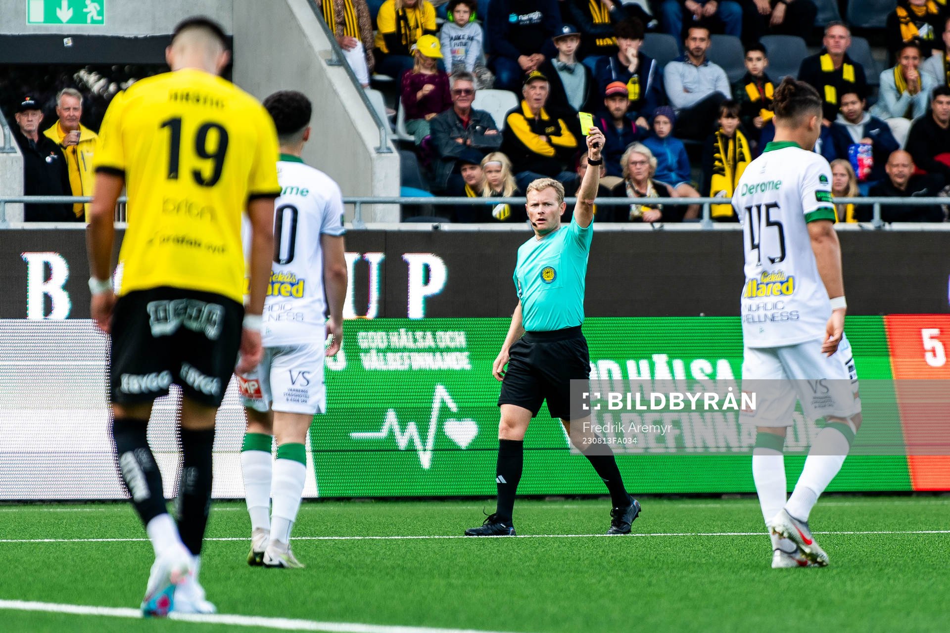 Domare Fredrik Klitte ger ett gult kort till Varbergs