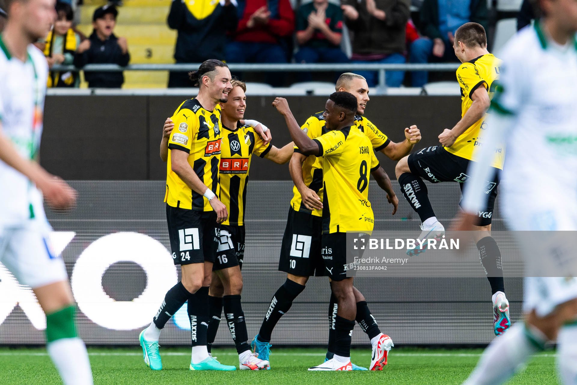 Häckens Ali Youssef jublar med lagkamrater