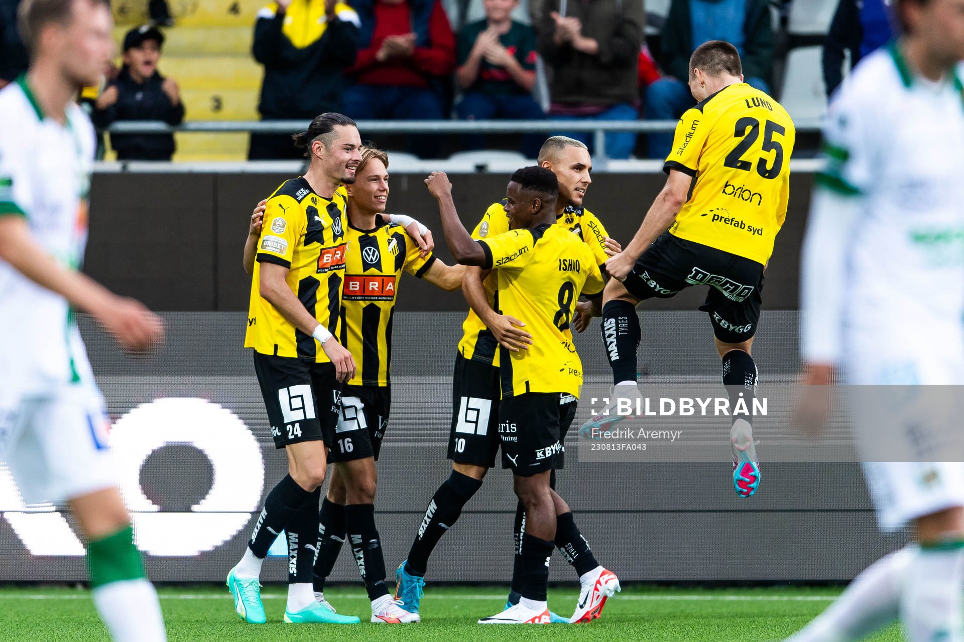Häckens Ali Youssef jublar med lagkamrater