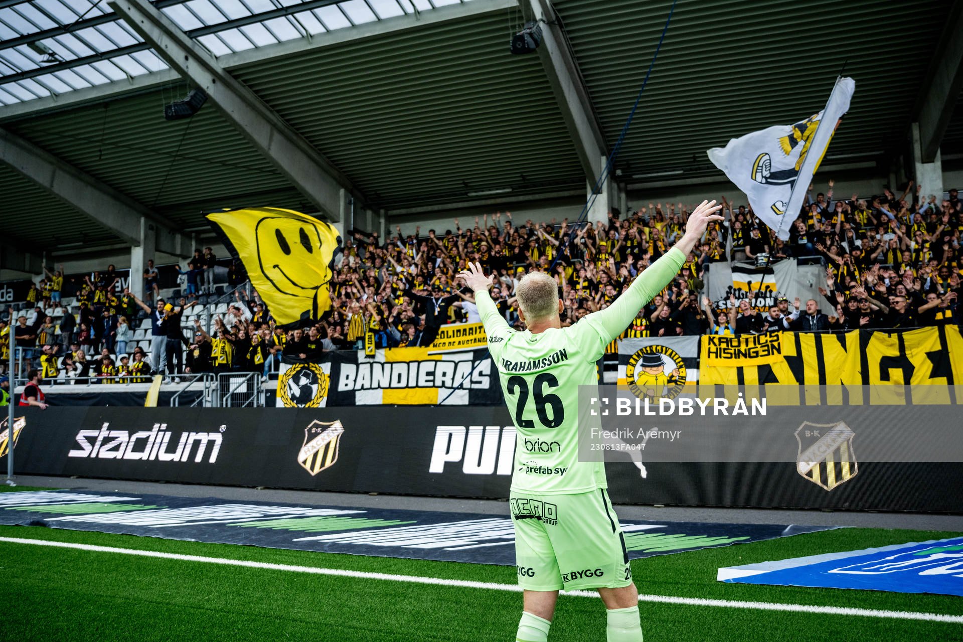 Häckens målvakt Peter Abrahamsson jublar med supportrarna efter fotbollsmatchen i Allsvenskan mellan Häcken och Varberg den 13 augusti 2023 i Göteborg.