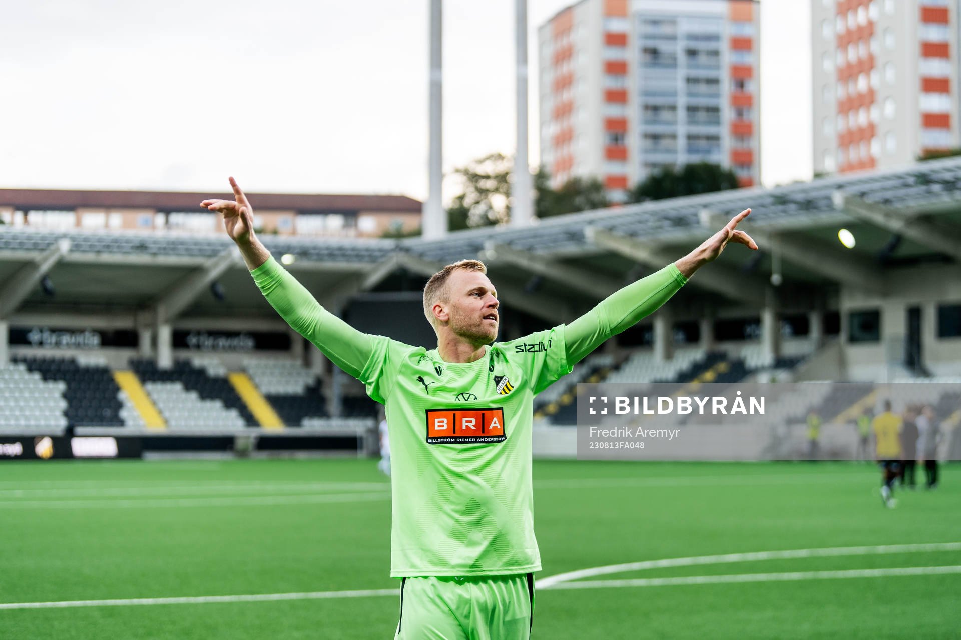 Häckens målvakt Peter Abrahamsson jublar