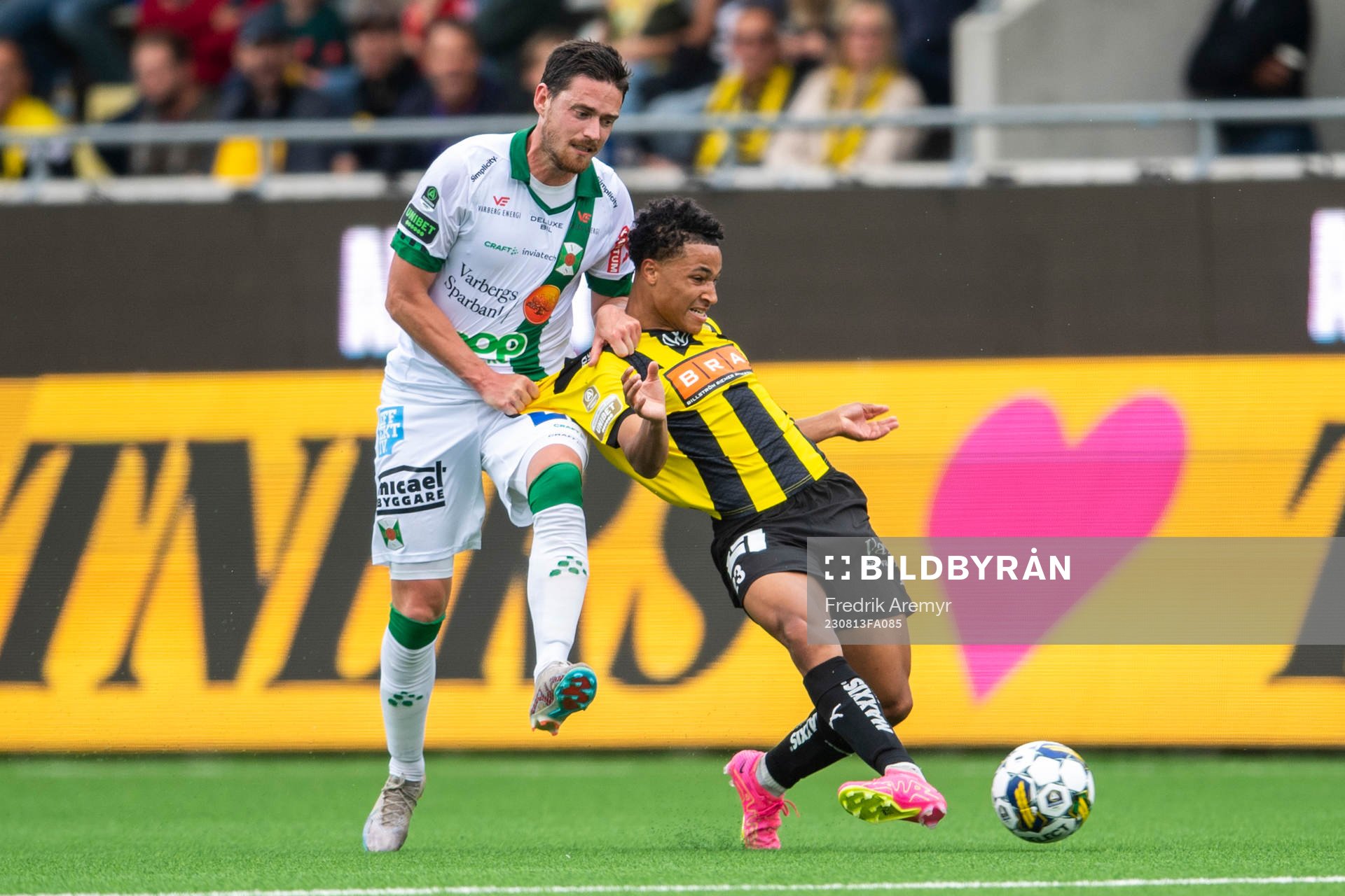 Varbergs Robin Tranberg drar ned Häckens Momodou Lamin