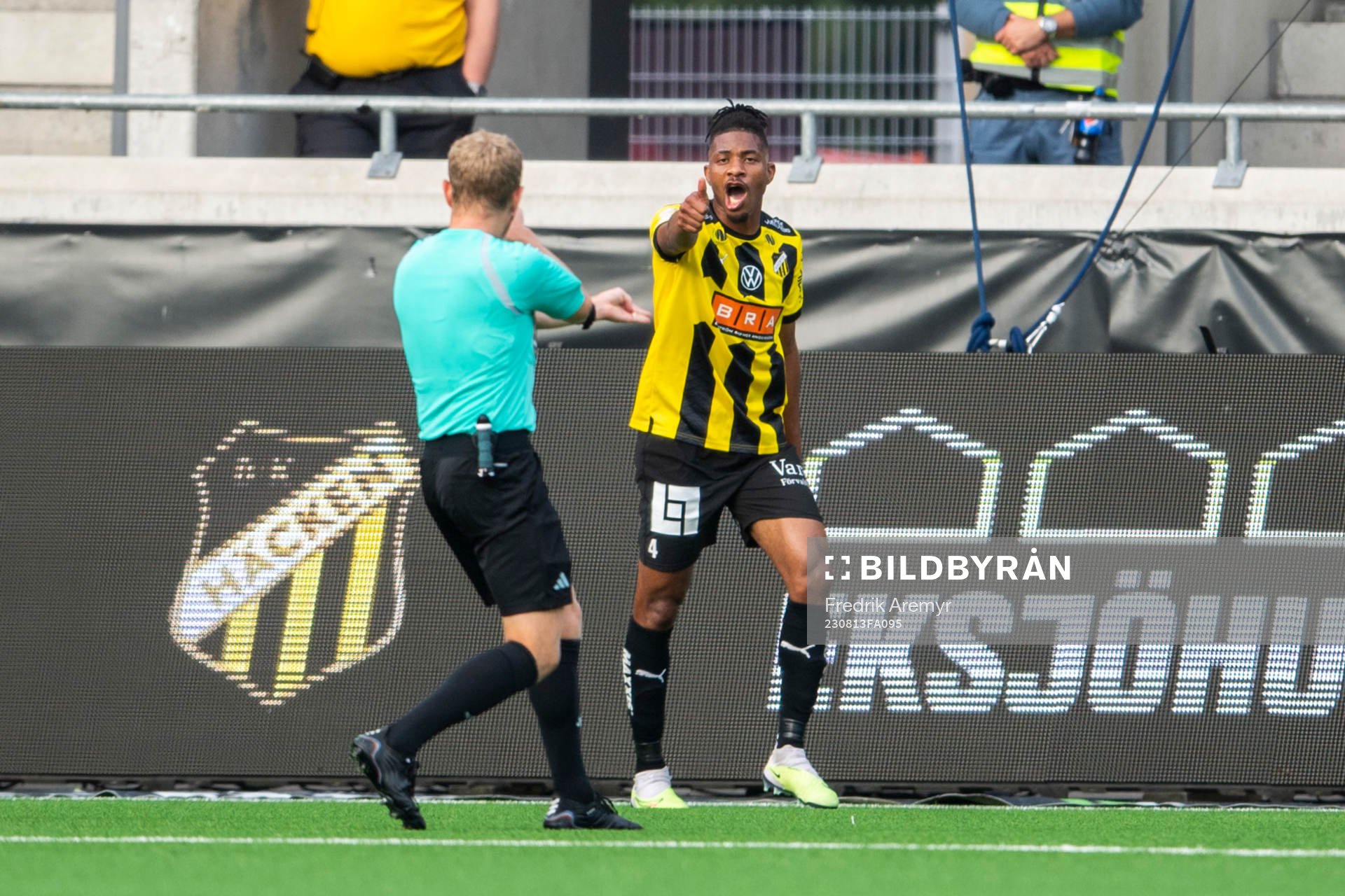 Häckens Franklin Degaulle Tebo Uchenna reagerar på Domare
