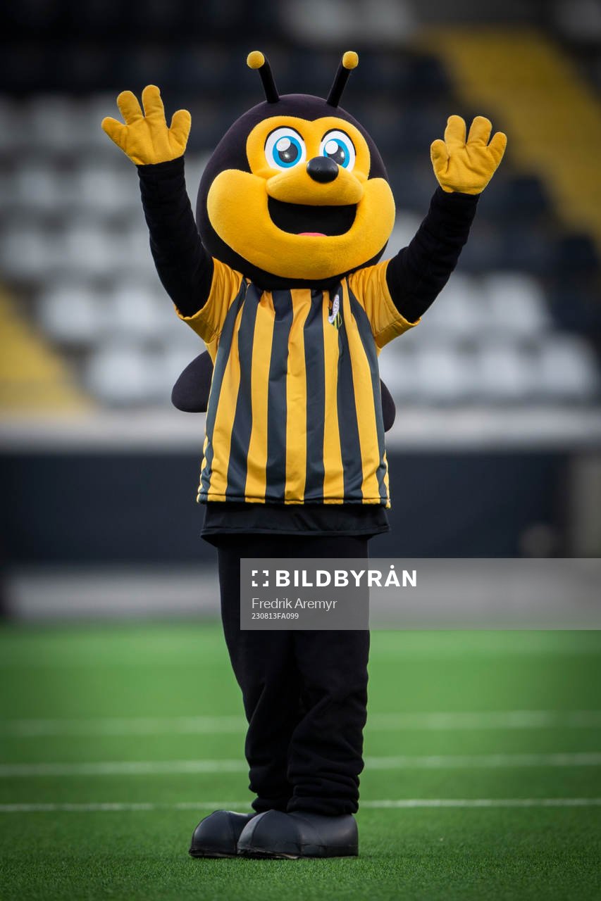 Häckens maskott Stickan jublar efter fotbollsmatchen i Allsvenskan mellan Häcken och Varberg den 13 augusti 2023 i Göteborg. 