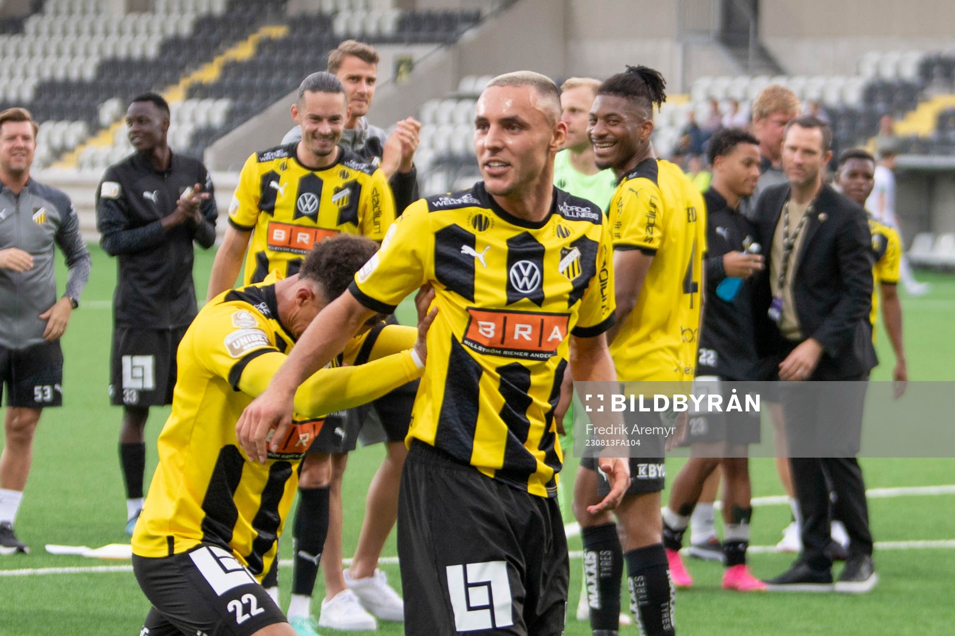 Häckens Tobias Sana knuffar fram Ali Youssef mot publiken efter fotbollsmatchen i Allsvenskan mellan Häcken och Varberg den 13 augusti 2023 i Göteborg.