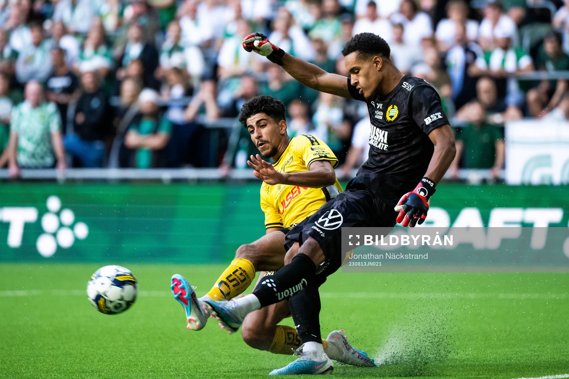 Elfsborgs Ahmed Qasem och Hammarbys målvakt Oliver Dovin