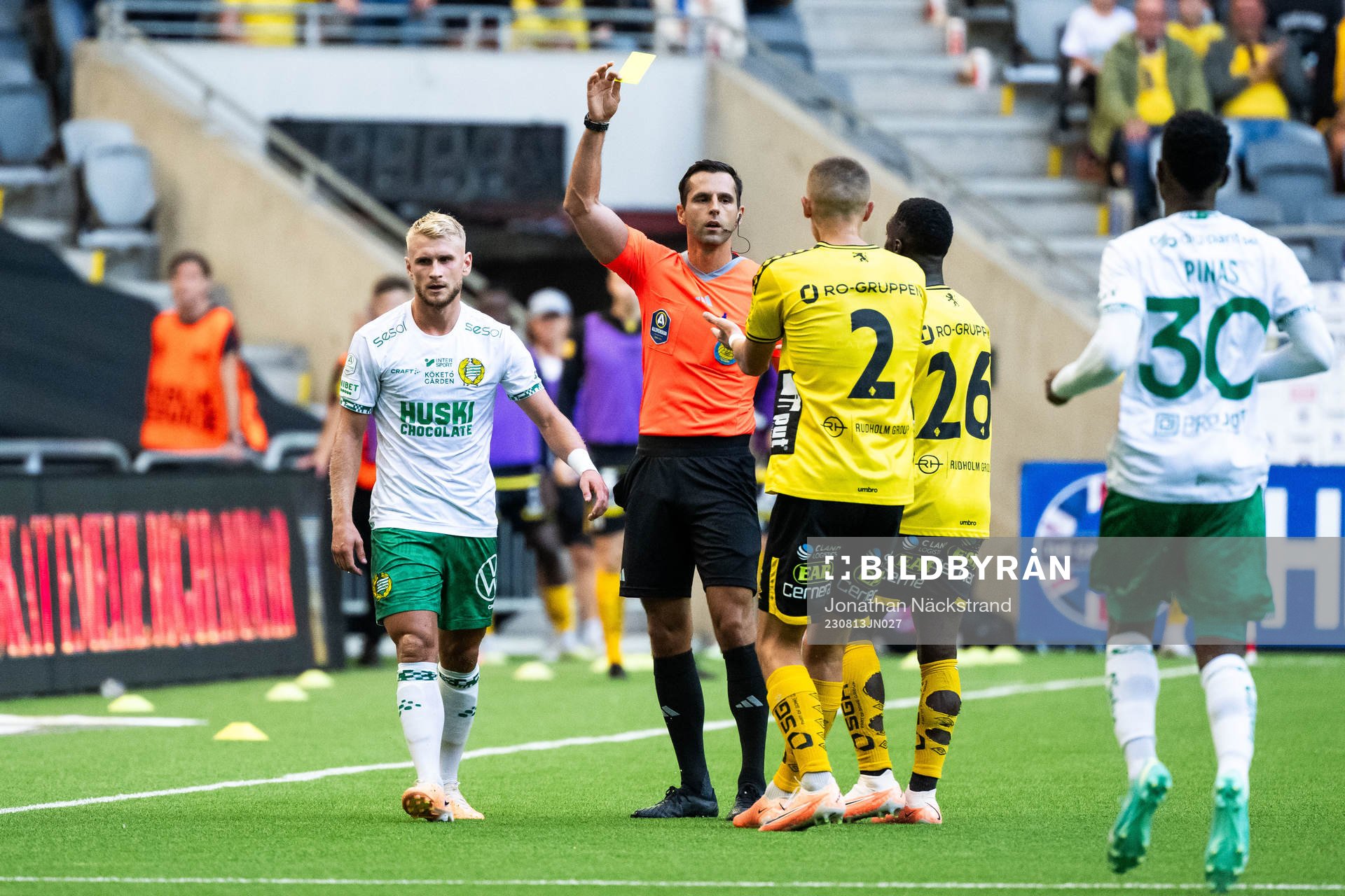 Domare Granit Maqedonci ger ett gult kort till Hammarbys