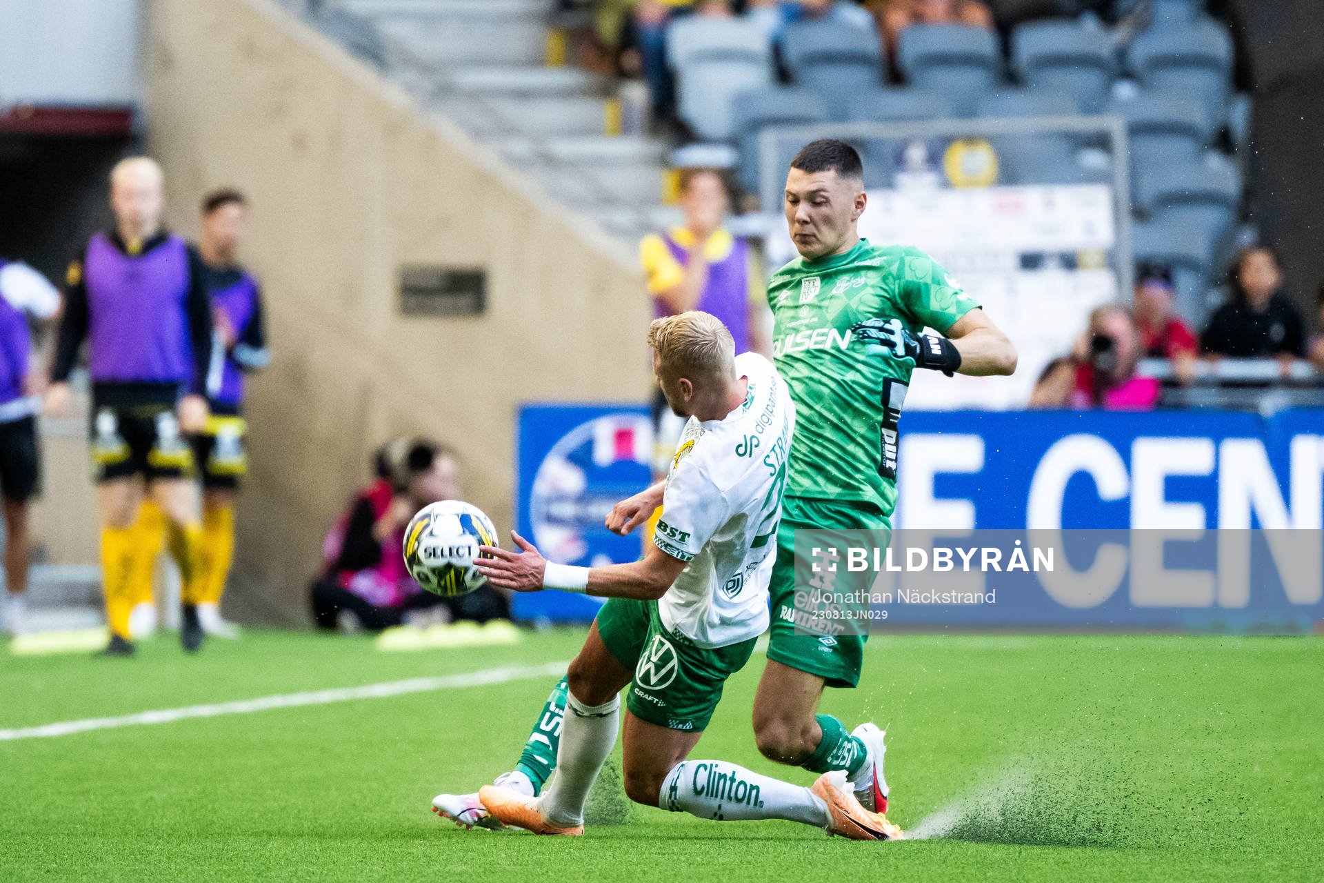 Hammarbys Simon Strand och Elfsborgs målvakt Hakon