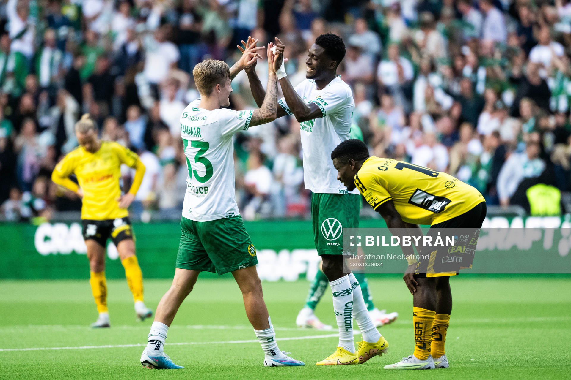 Hammarbys Nathaniel Adjei och Fredrik Hammar framför