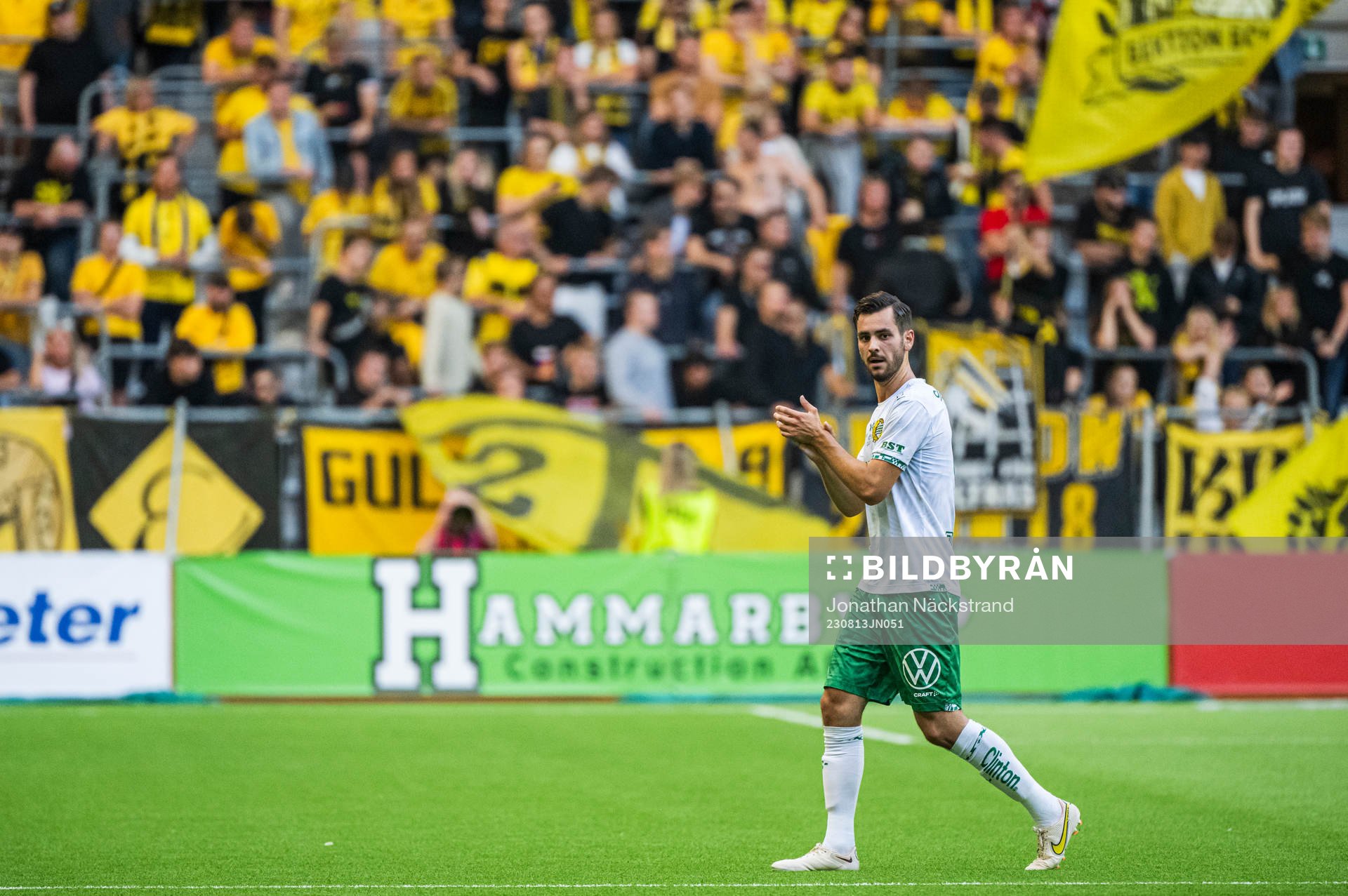 Hammarbys Adi Nalic tackar publiken