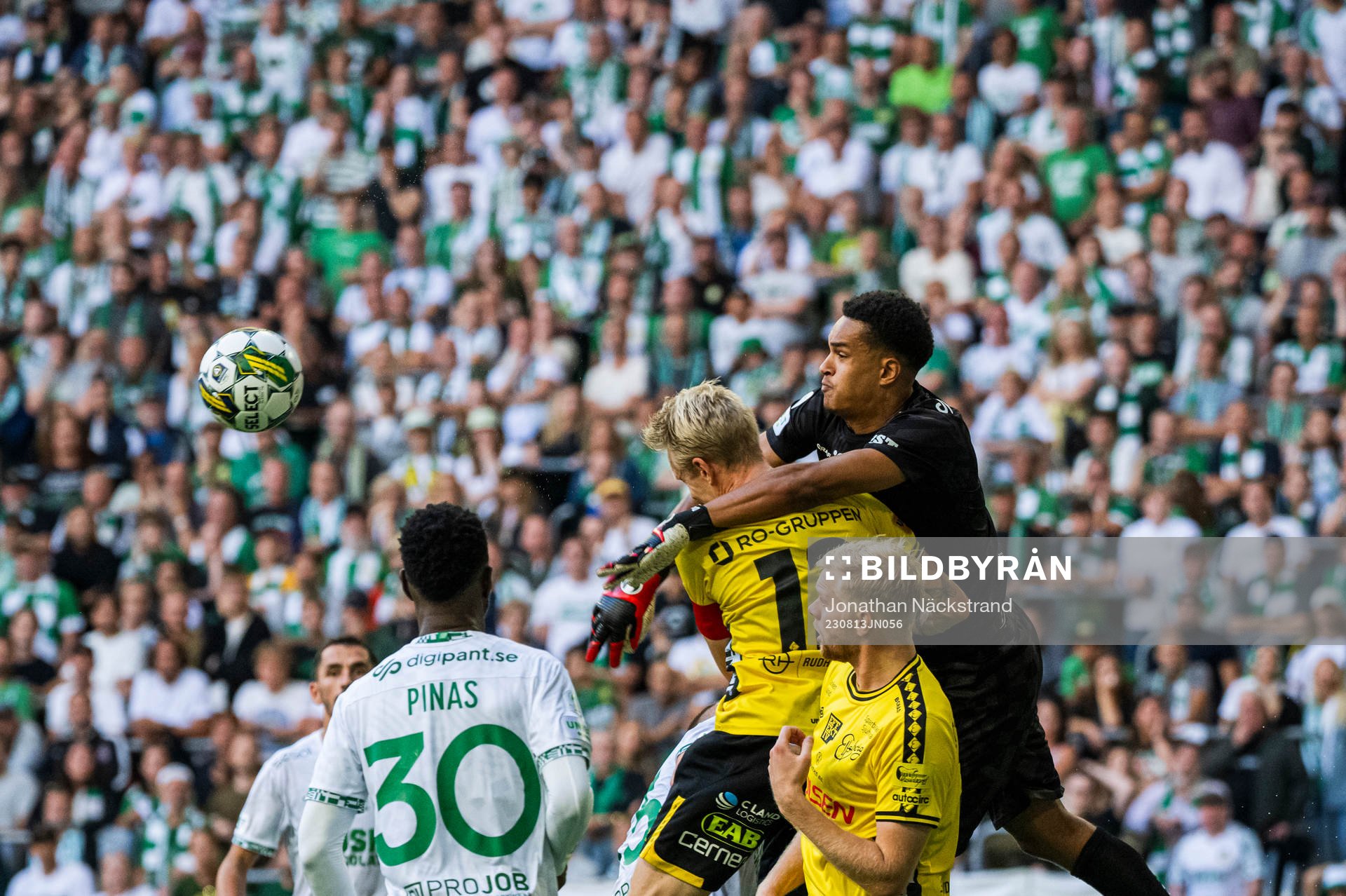 Hammarbys målvakt Oliver Dovin och Elfsborgs Johan Larsson