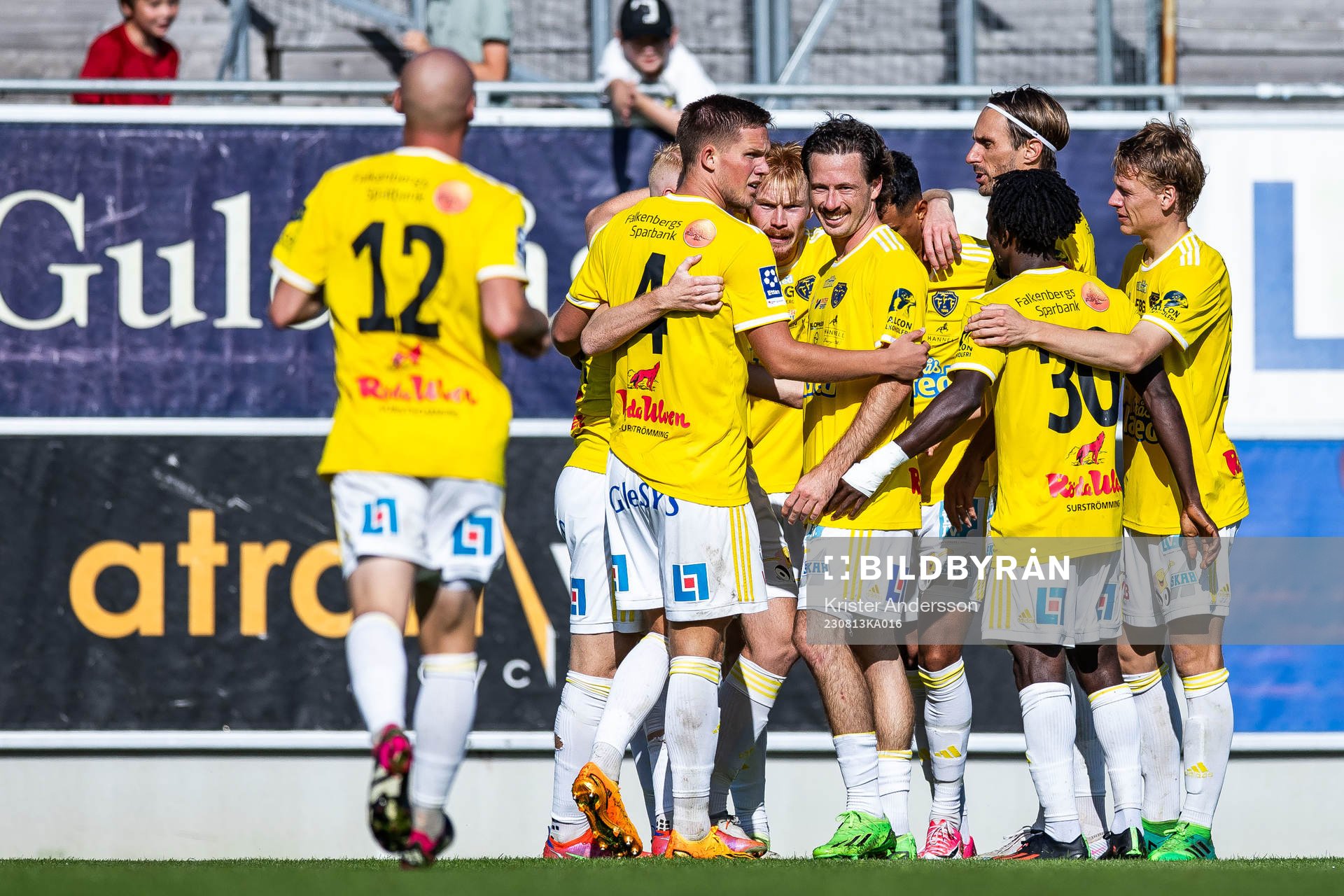 Falkenbergs Linus Borgström jublar med lagkamrater