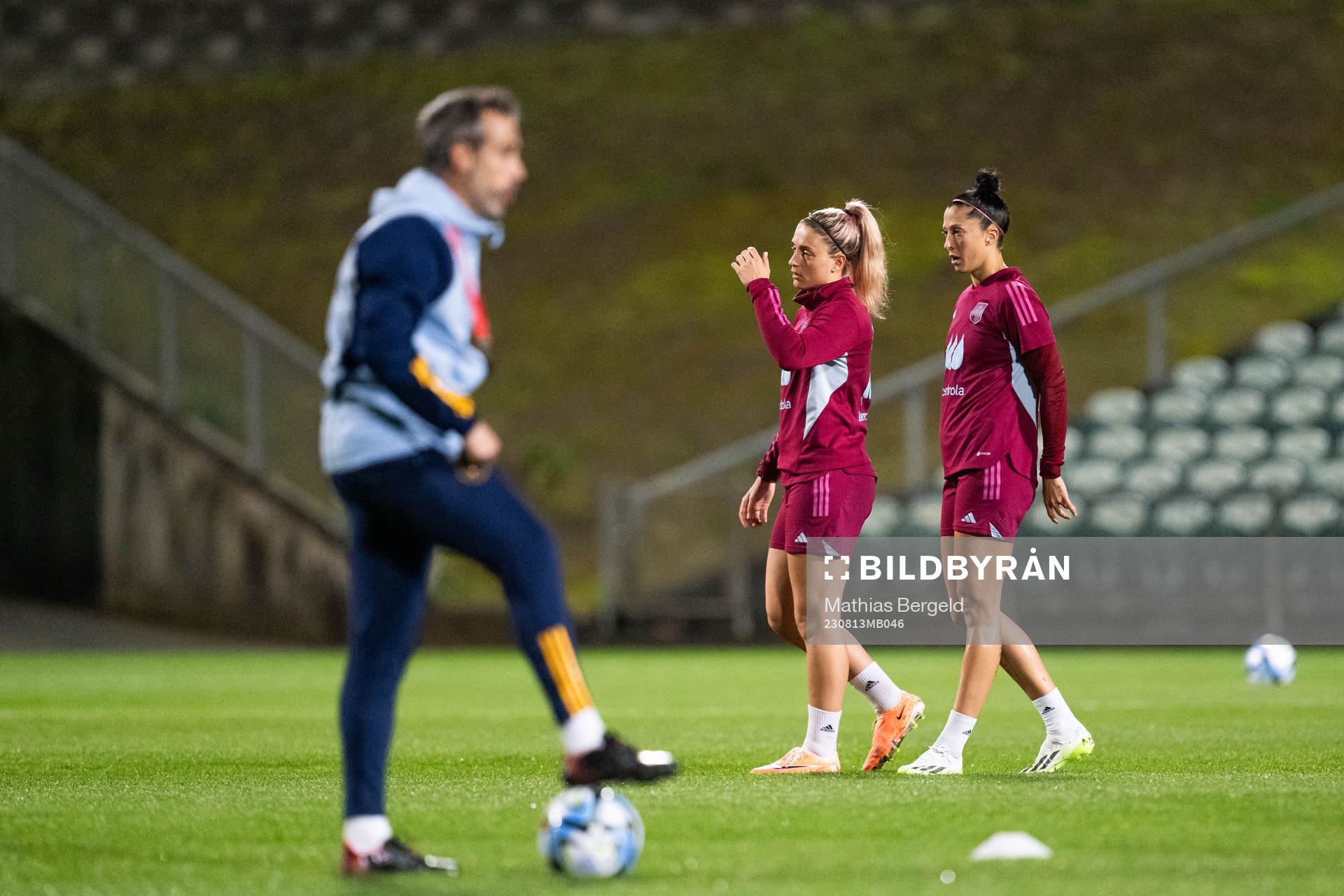 Head coach Jorge Vilda, Alexia Putellas and Jennifer