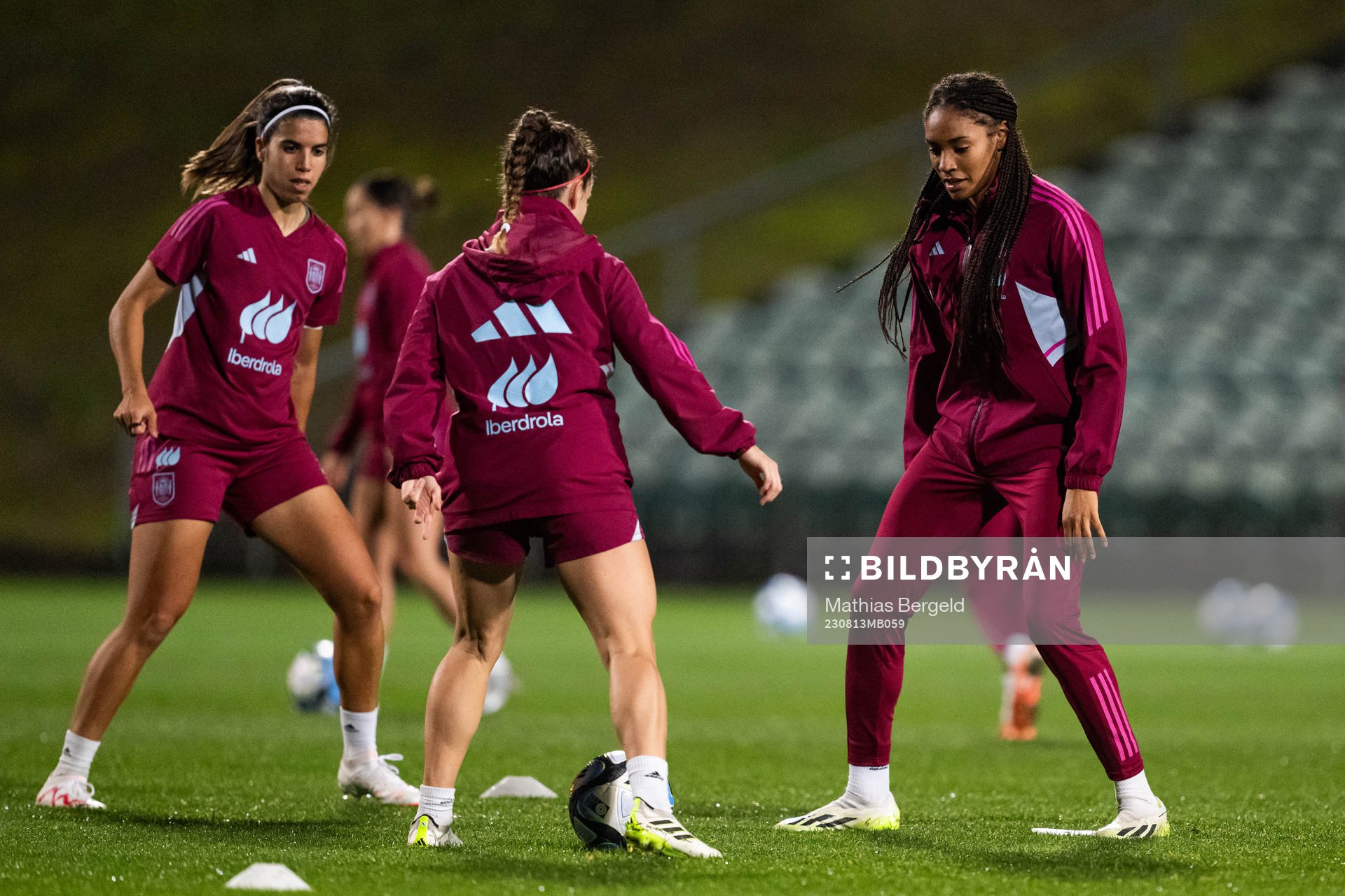 Alba Redondo and Salma Paralluelo of the Spanish women's