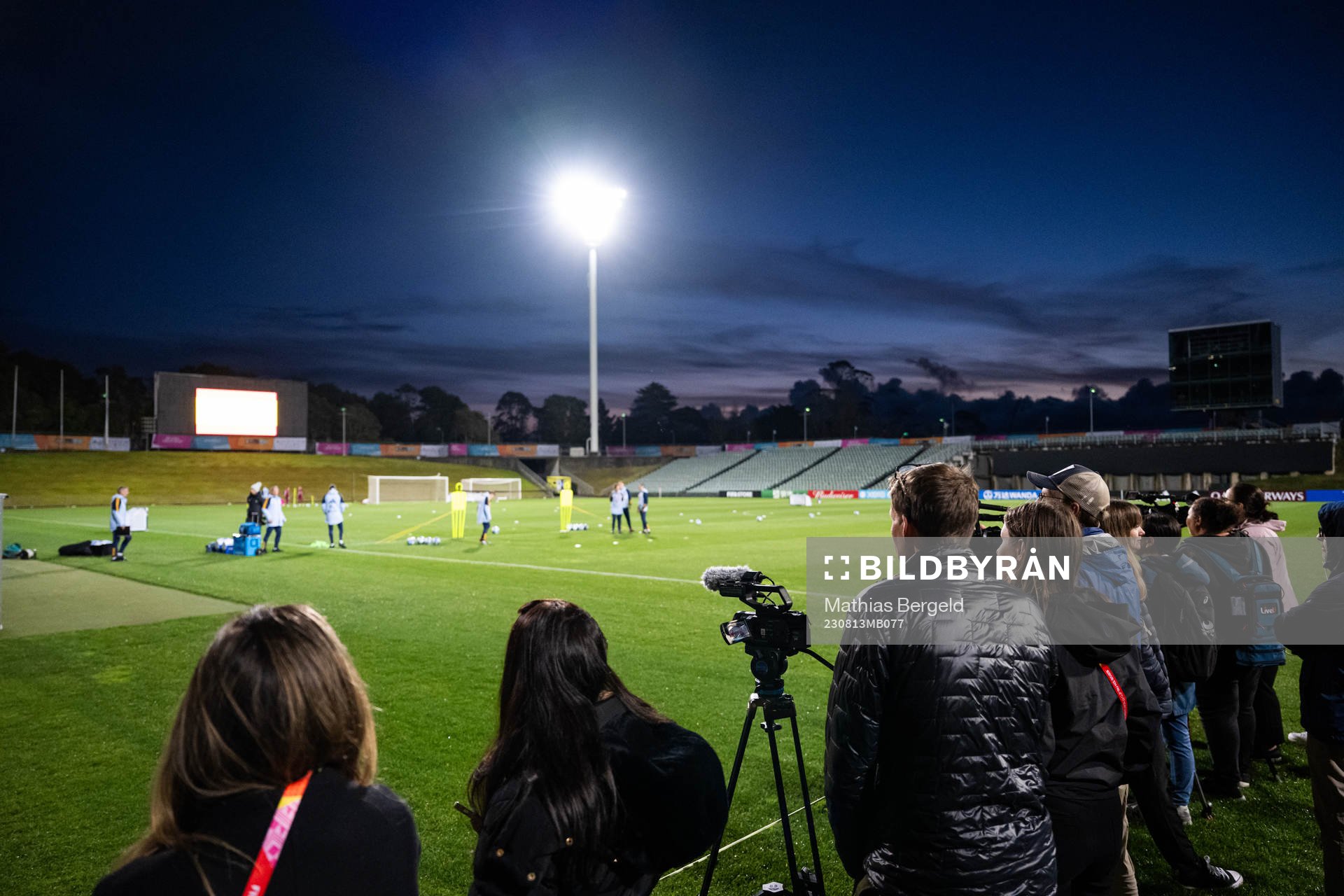 Journalists watch players of the Spanish women's national football team at a training session during the FIFA Women's World Cup on August 13, 2023 in Auckland.
