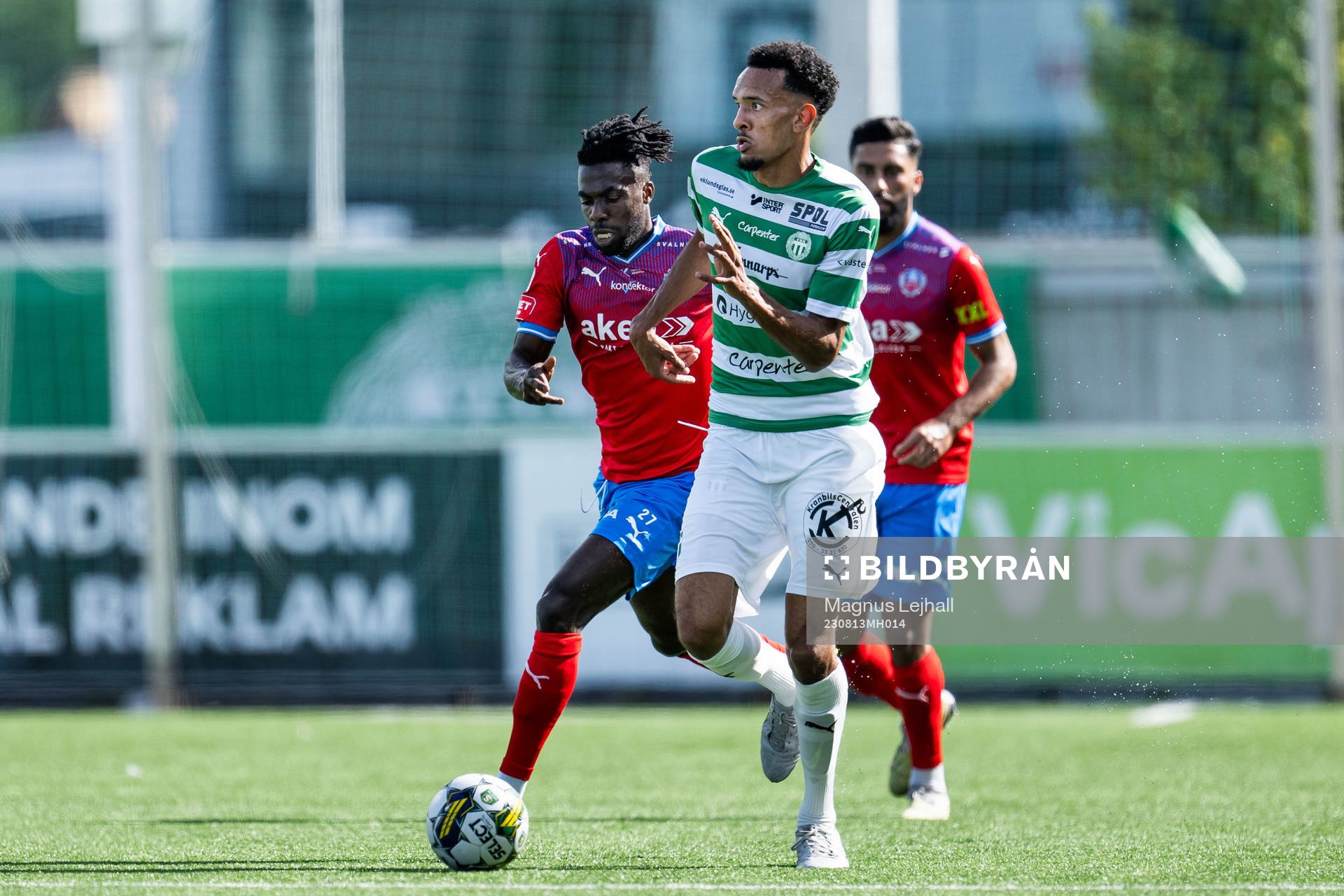 Västerås SKs Alex Douglas och Helsingborgs Benjamin Acquah