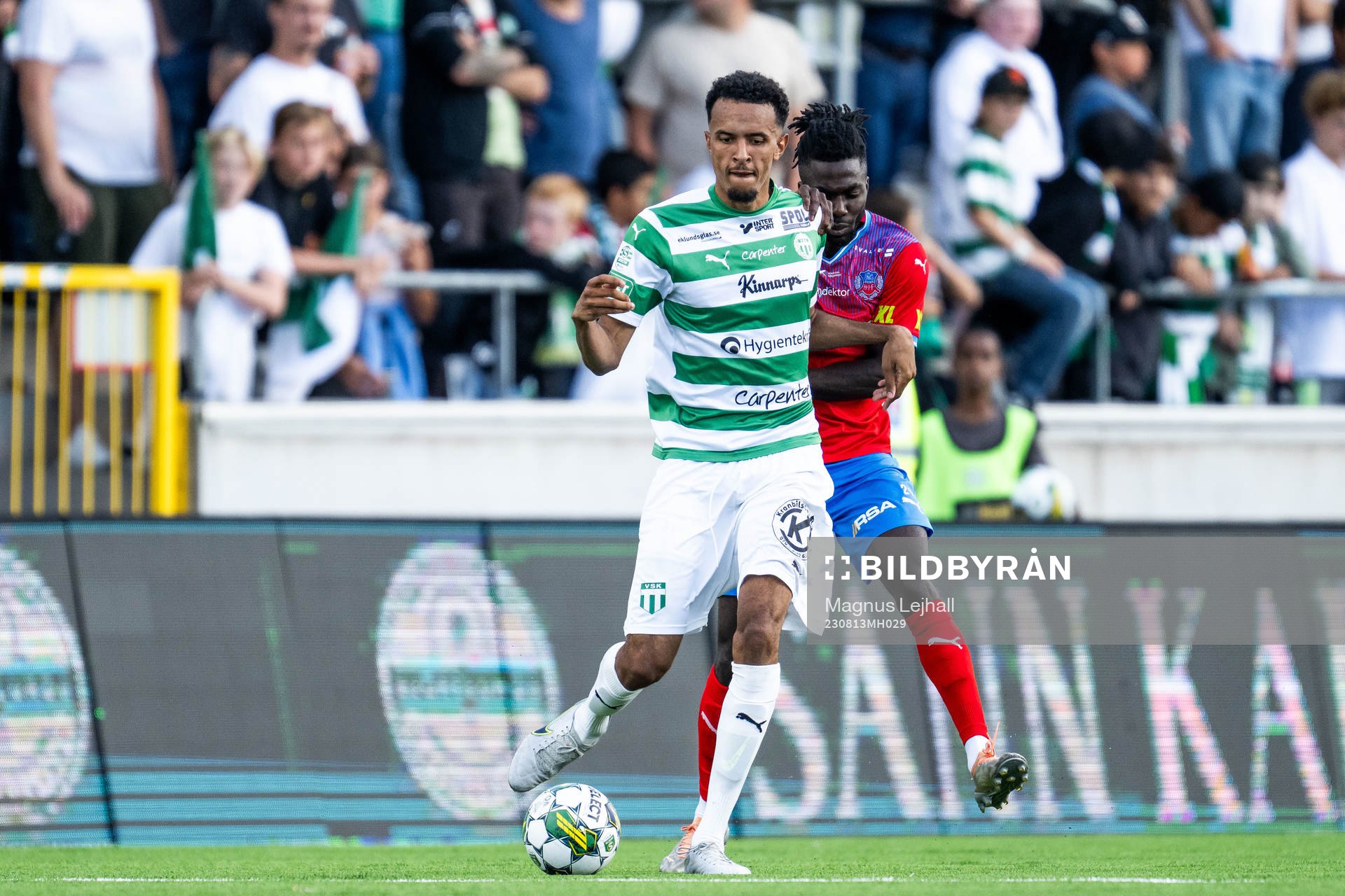Västerås SKs Alex Douglas och Helsingborgs Benjamin Acquah