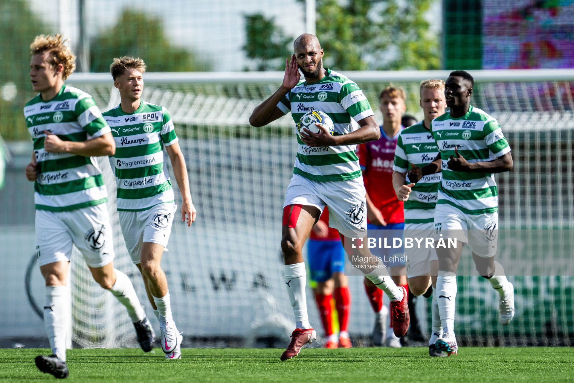 Västerås SKs Jabir Abdihakim Ali jublar med lagkamrater