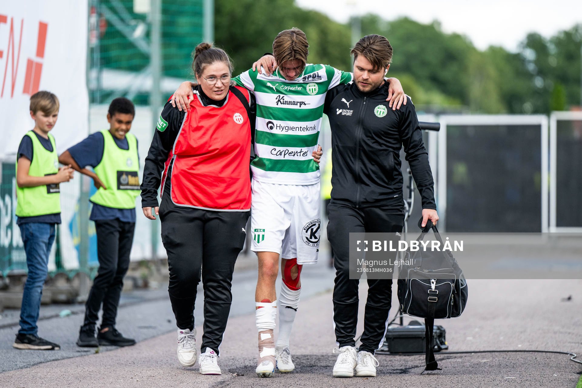Västerås SKs Max Larsson lämnar planen skadad
