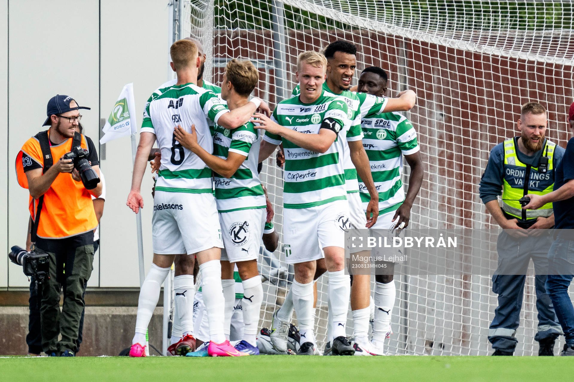 Västerås SKs Frederic Nsabiyumva jublar med lagkamrater