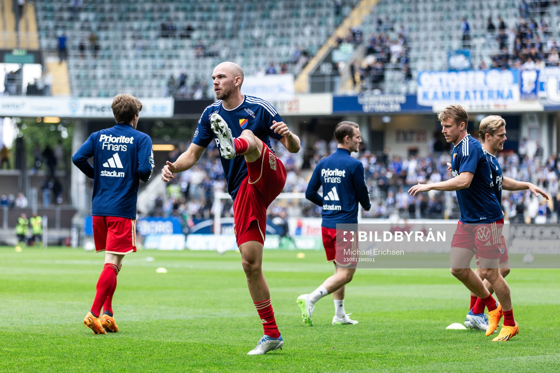 Djurgårdens Marcus Danielson värmer upp