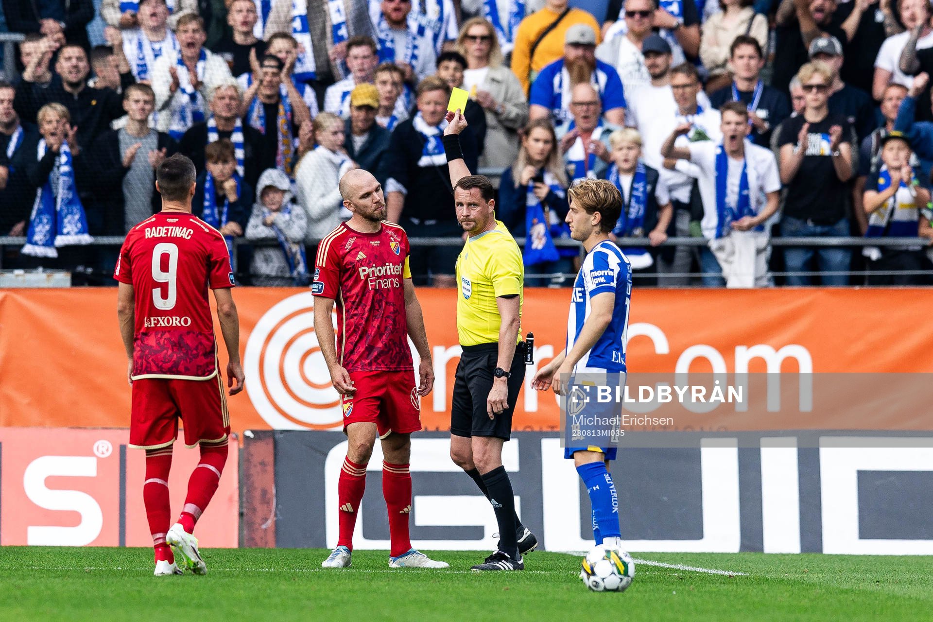 Djurgårdens Marcus Danielson får ett gult kort