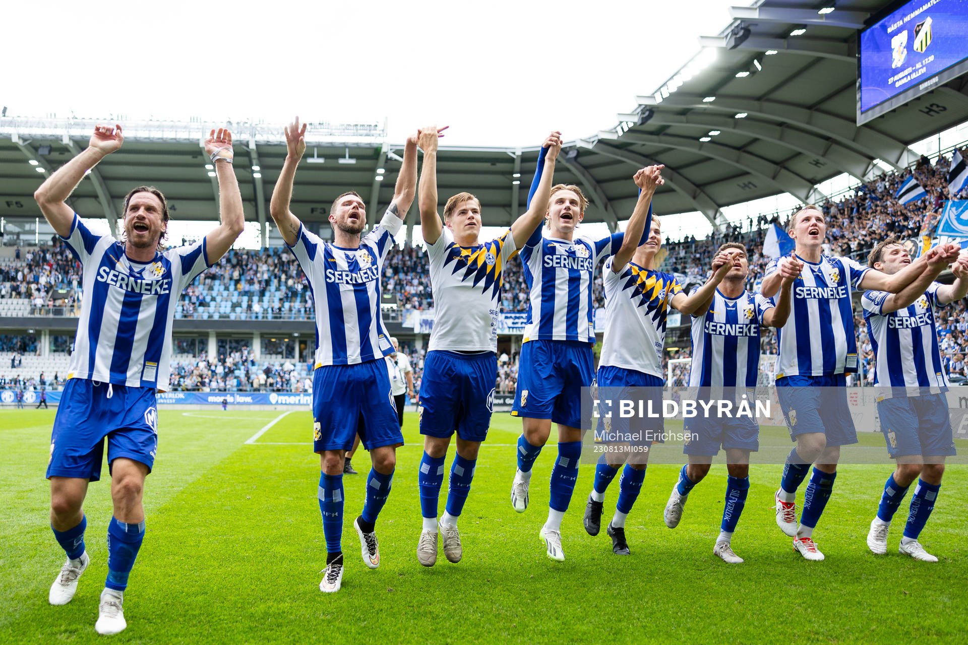 IFK Göteborgs spelare jublar och tackar publiken