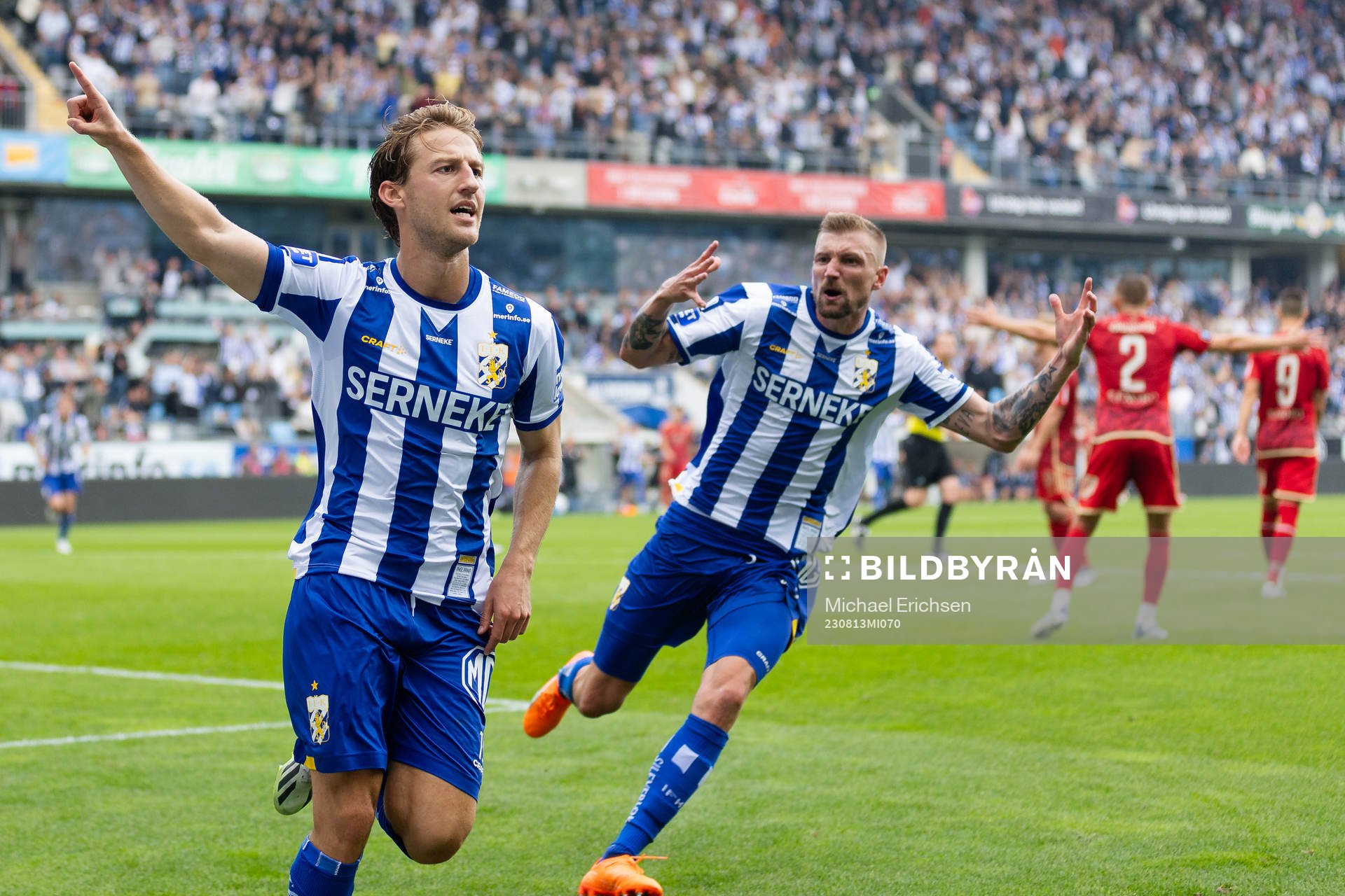 IFK Göteborgs Arbnor Mucolli jublar efter 1-1 ihop med Sebastian Eriksson under fotbollsmatchen i Allsvenskan mellan IFK Göteborg och Djurgården den 13 augusti 2023 i Göteborg.