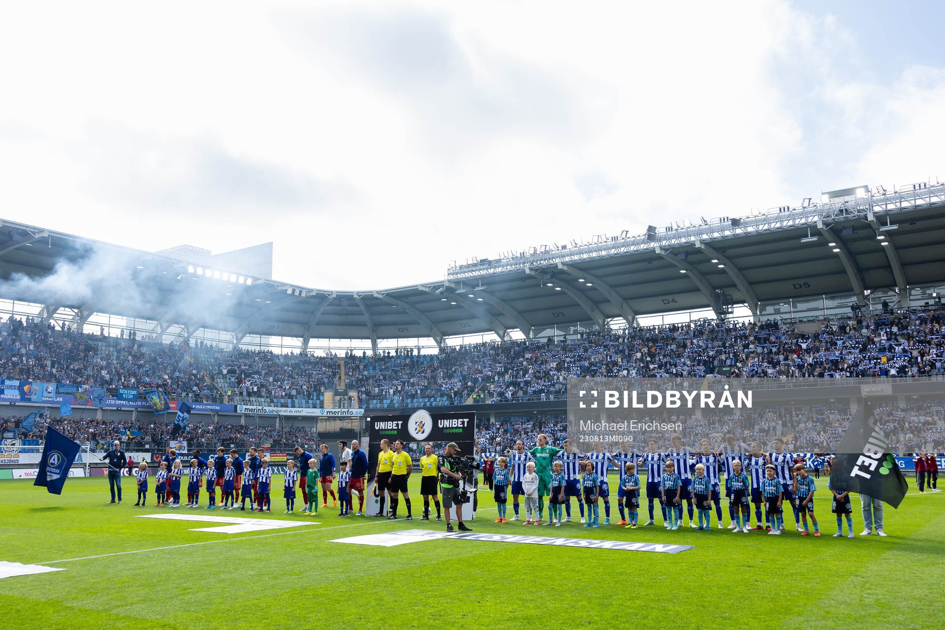Spelarna på line up innan fotbollsmatchen i Allsvenskan
