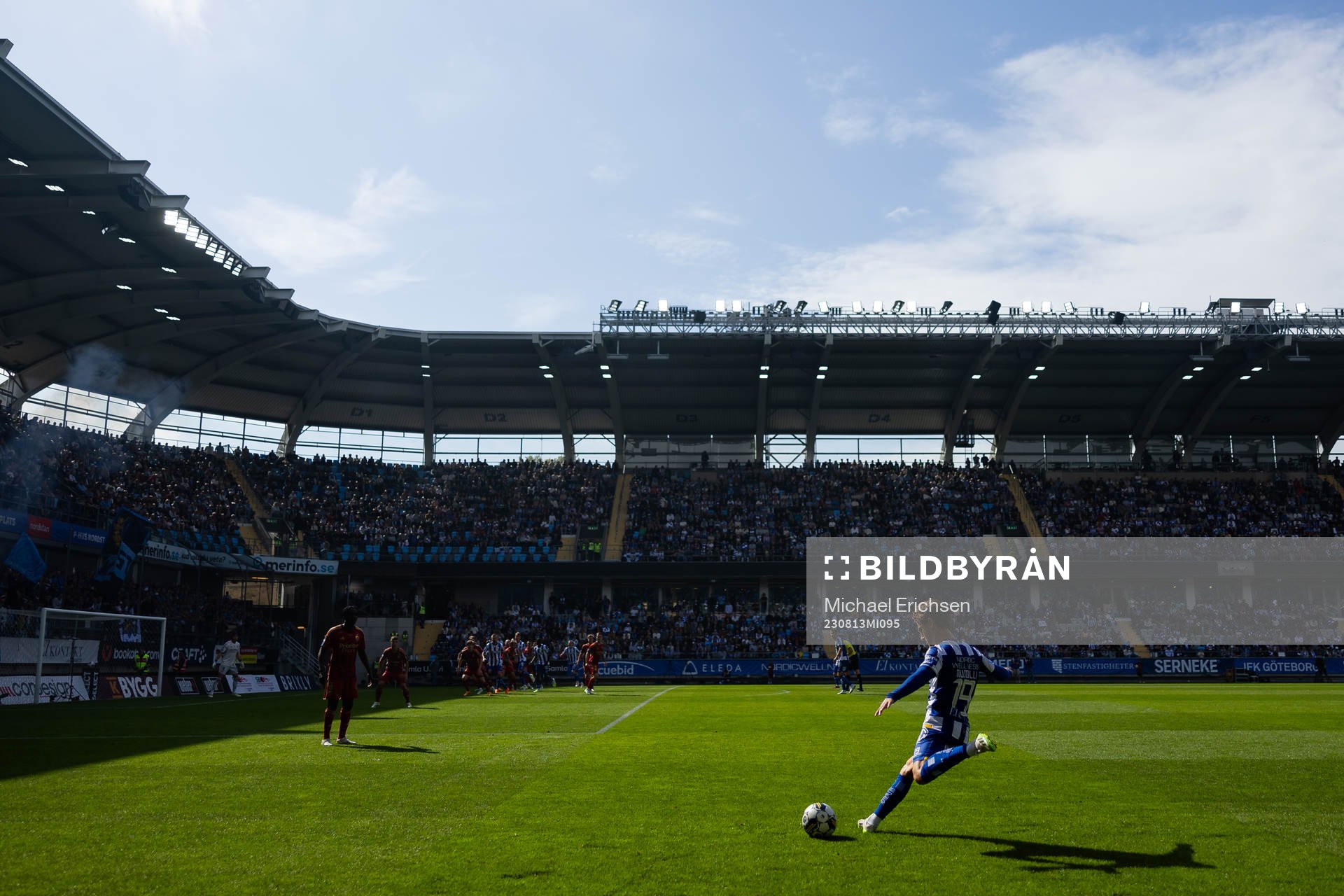 IFK Göteborgs Arbnor Mucolli slår en frispark