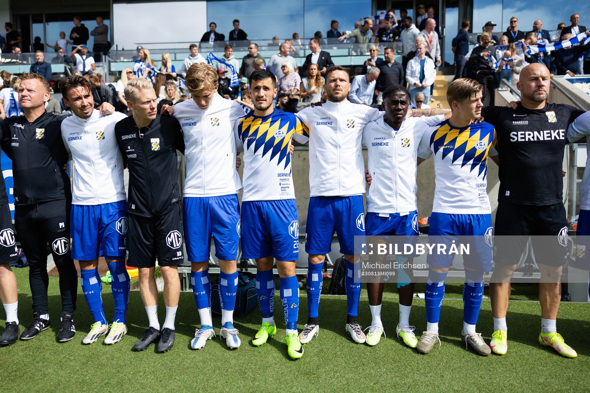 IFK Göteborgs spelare och ledare samlade under inmarschen innan fotbollsmatchen i Allsvenskan mellan IFK Göteborg och Djurgården den 13 augusti 2023 i Göteborg.