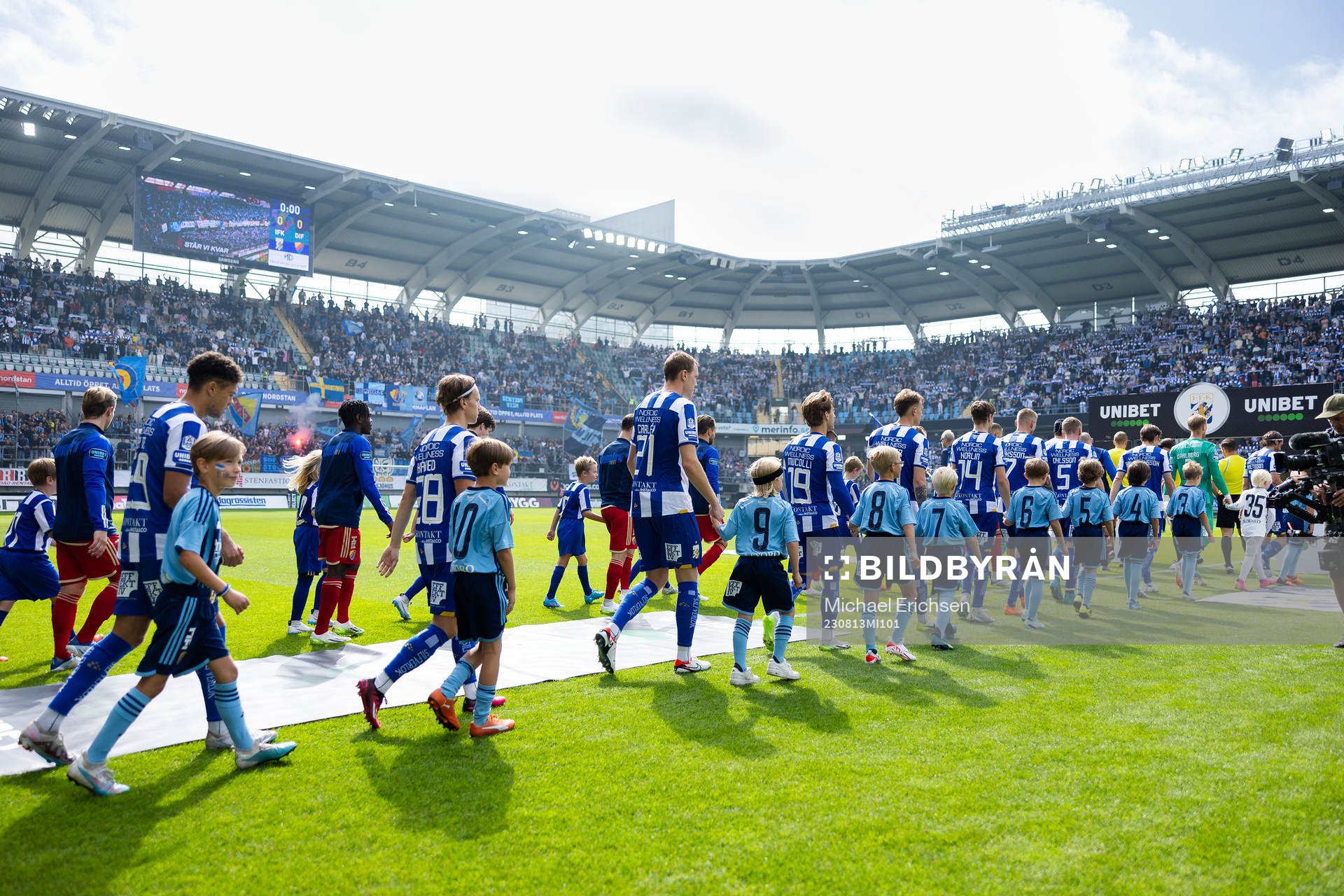 Spelarna på väg in för line up innan fotbollsmatchen i Allsvenskan mellan IFK Göteborg och Djurgården den 13 augusti 2023 i Göteborg.