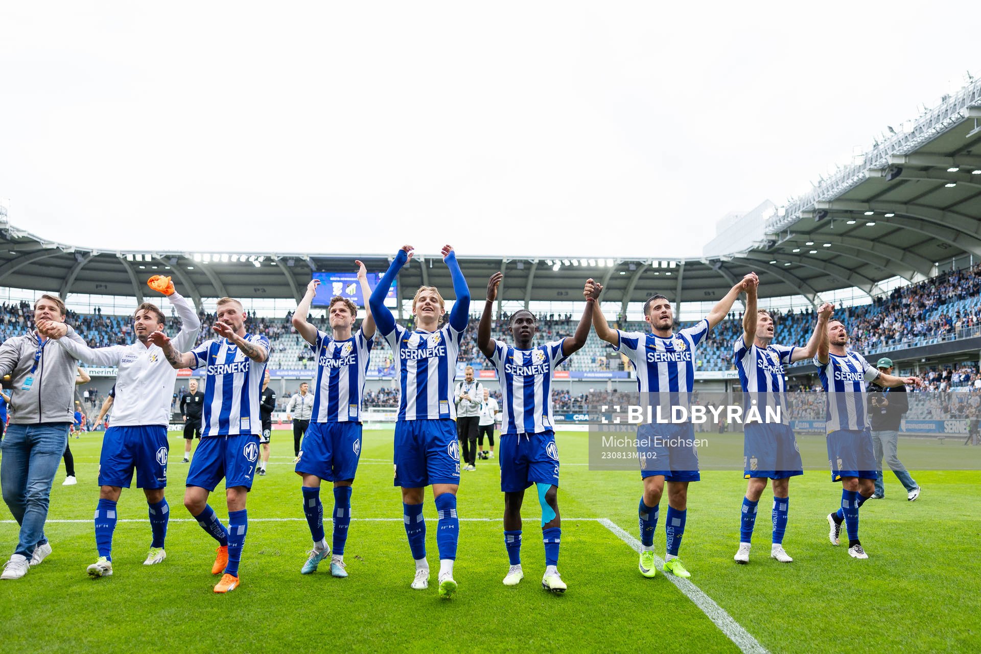 IFK Göteborgs spelare och ledare jublar och tackar publiken