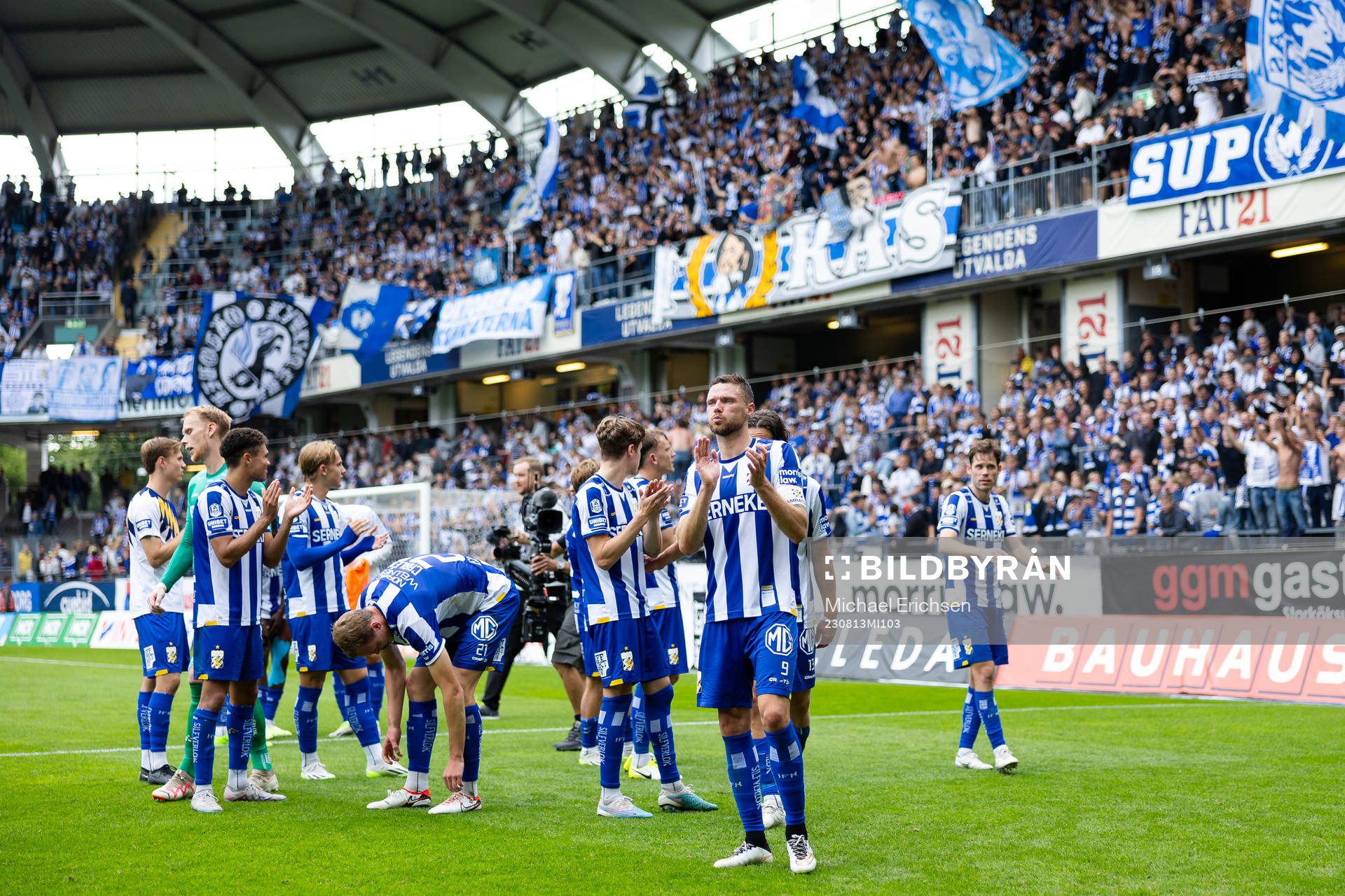 IFK Göteborgs spelare och ledare jublar och tackar publiken efter fotbollsmatchen i Allsvenskan mellan IFK Göteborg och Djurgården den 13 augusti 2023 i Göteborg.