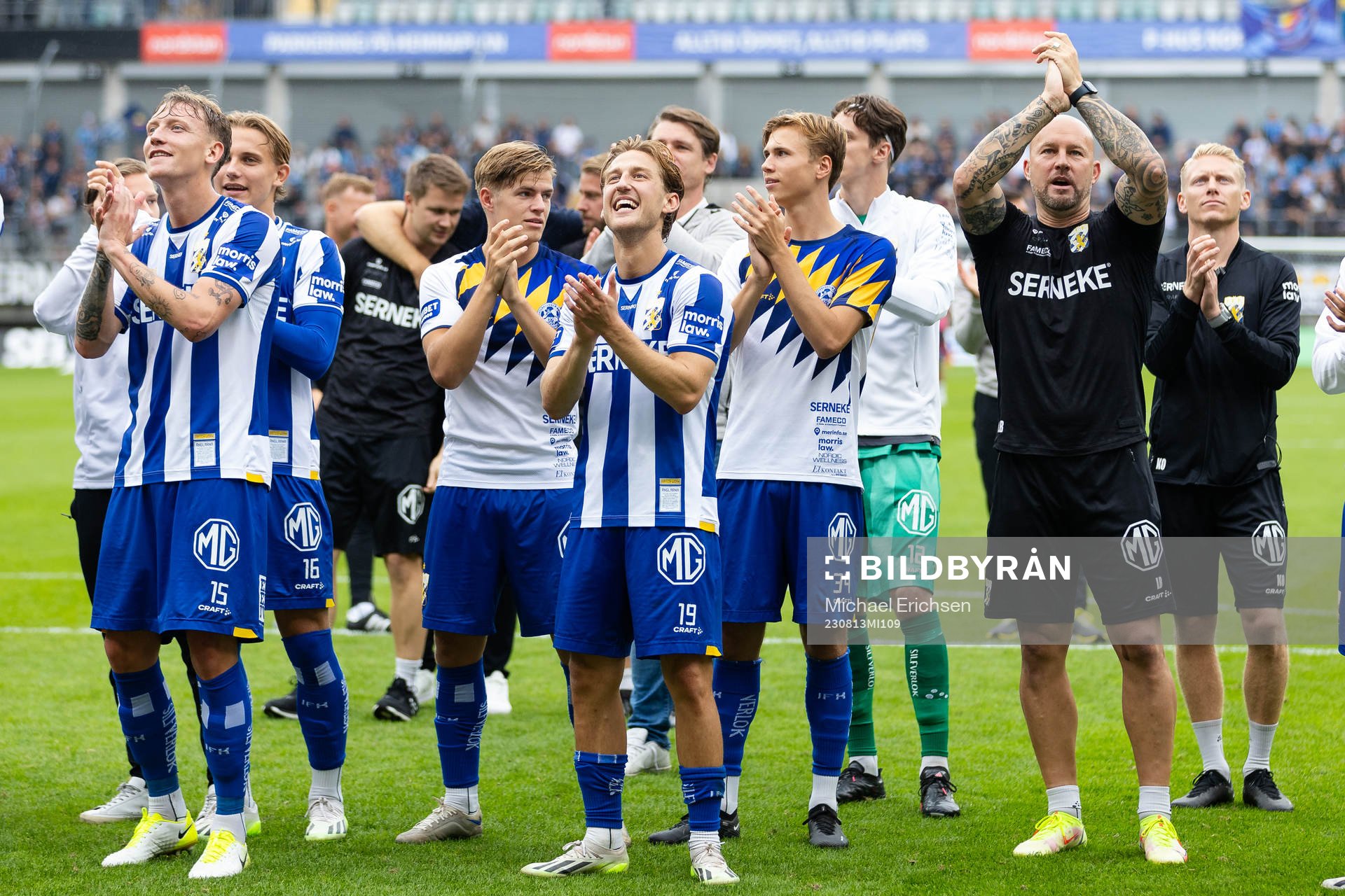 IFK Göteborgs spelare och ledare jublar och tackar publiken