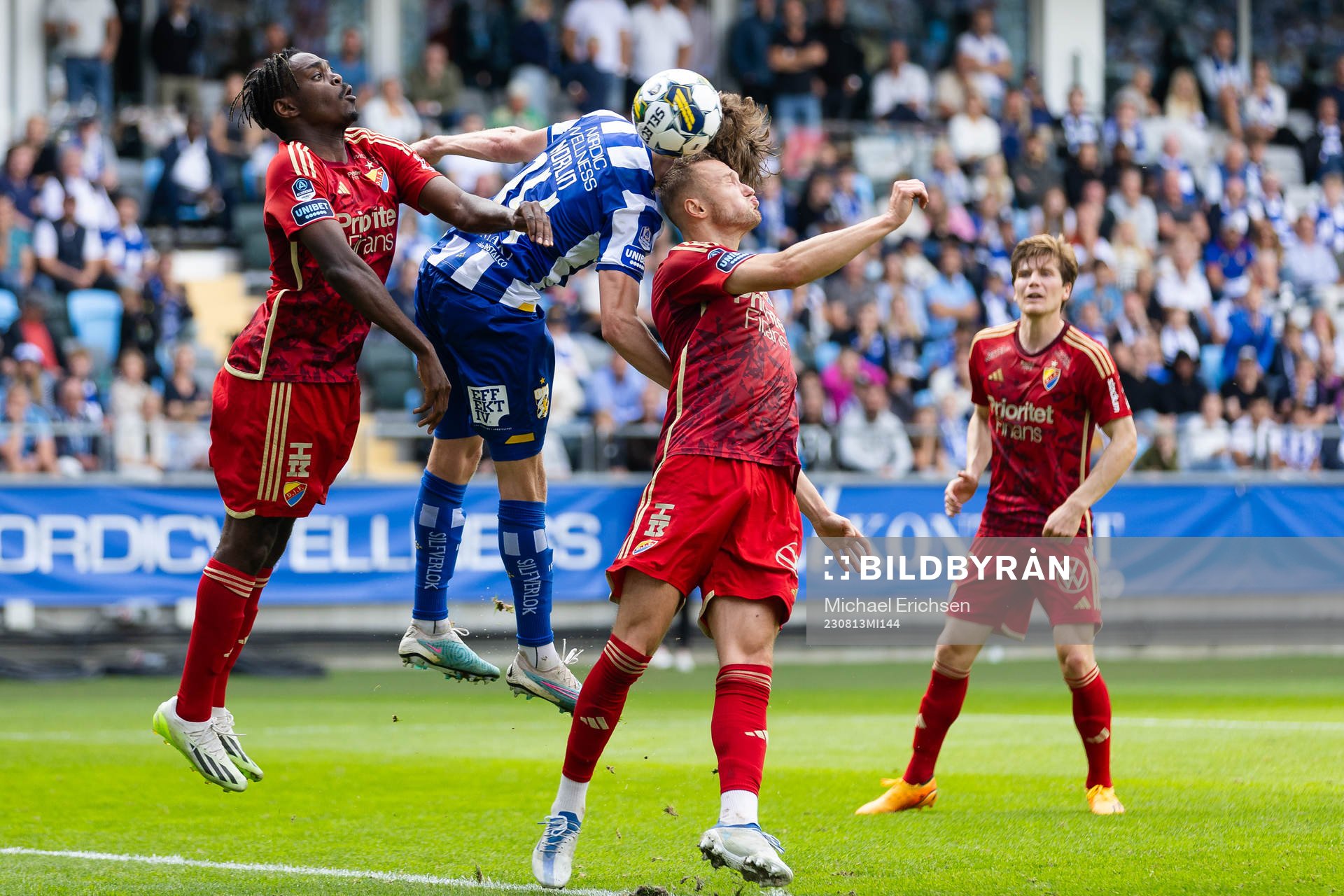 Djurgårdens Joel Asoro och Piotr Johansson i nickduell med