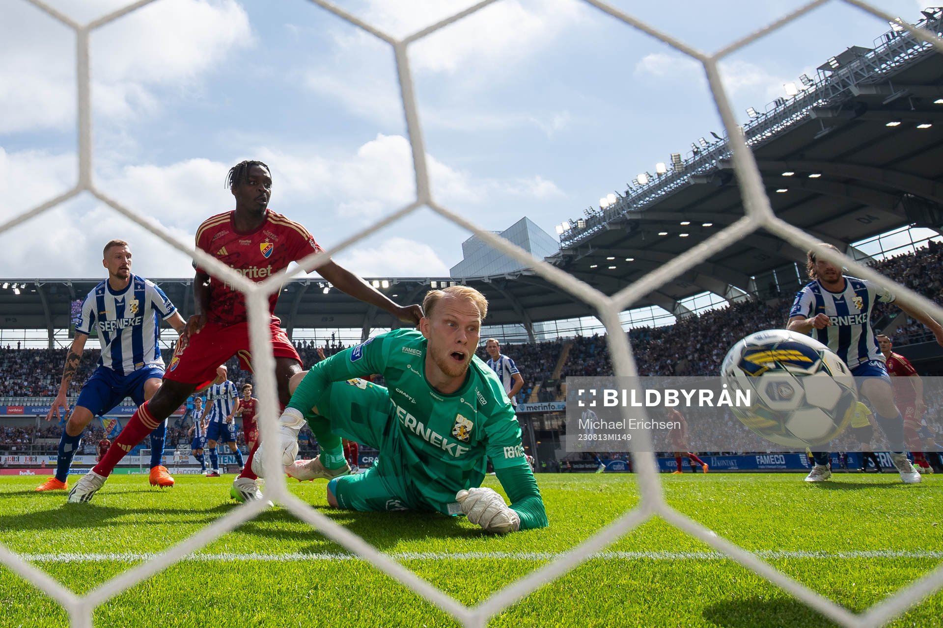 IFK Göteborgs målvakt Pontus Dahlberg ser bollen gå in i