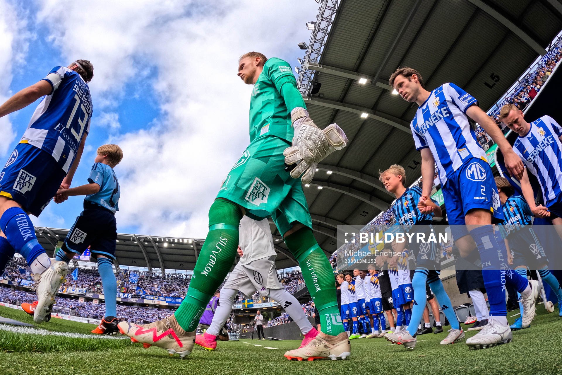 IFK Göteborgs Gustav Svensson, målvakt Pontus Dahlberg