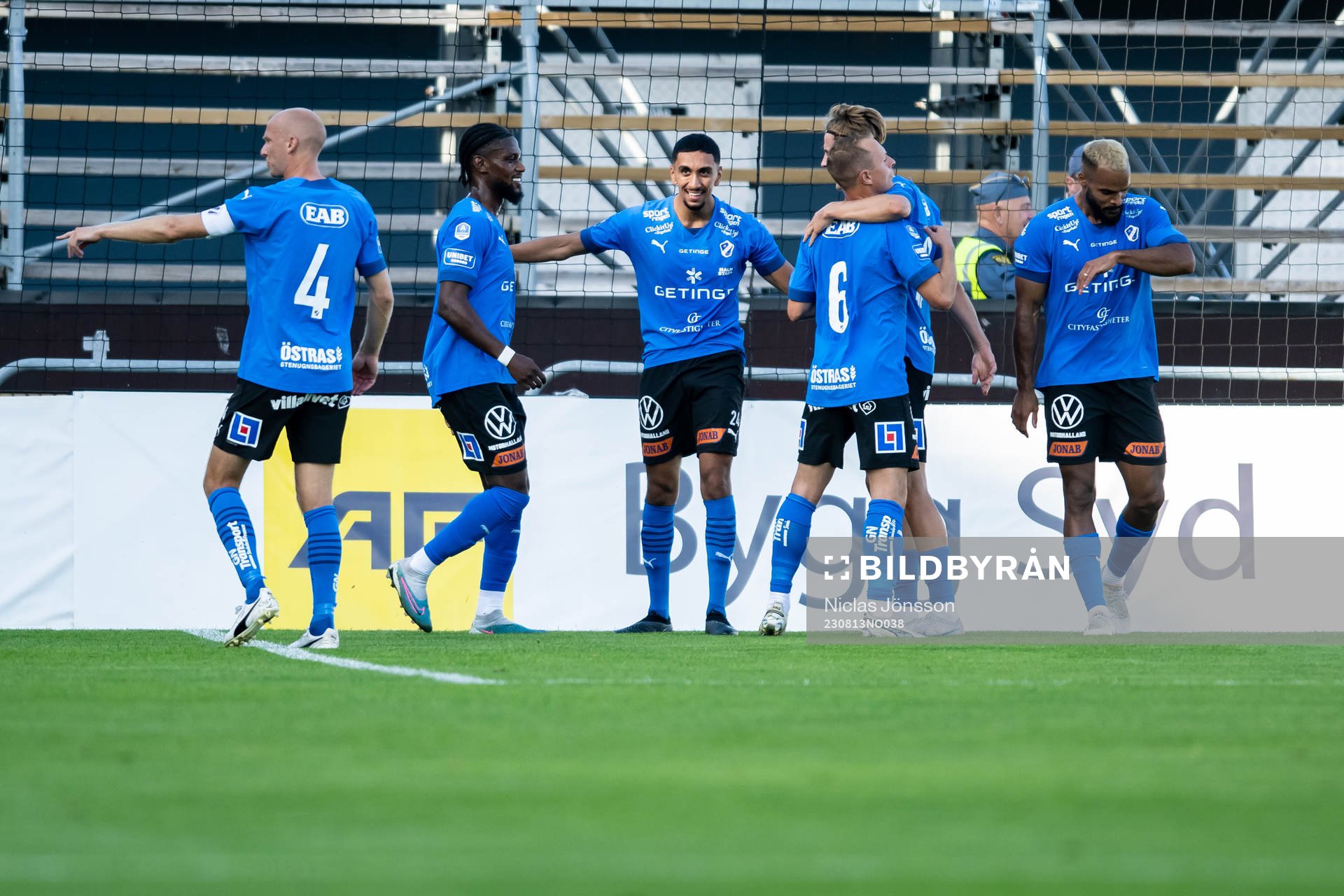 Halmstads Amir Al-Ammari jublar tillsammans med lagkamrater efter 1-0 under fotbollsmatchen i Allsvenskan mellan Halmstad och IFK Norrköping den 13 augusti 2023 i Halmstad.