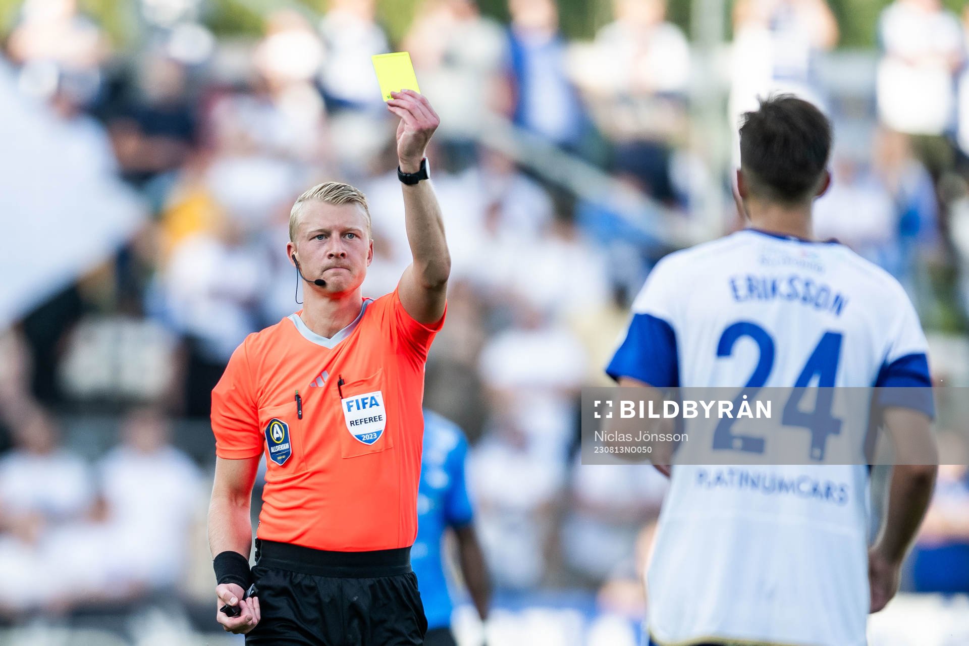 IFK Norrköpings Anton Eriksson får ett gult kort av