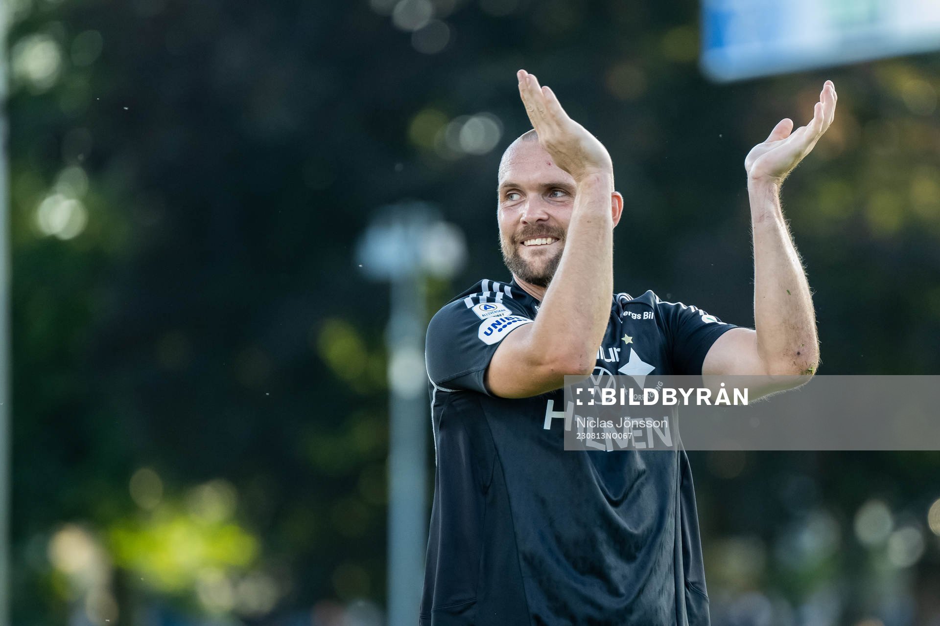 IFK Norrköpings målvakt Oscar Jansson jublar