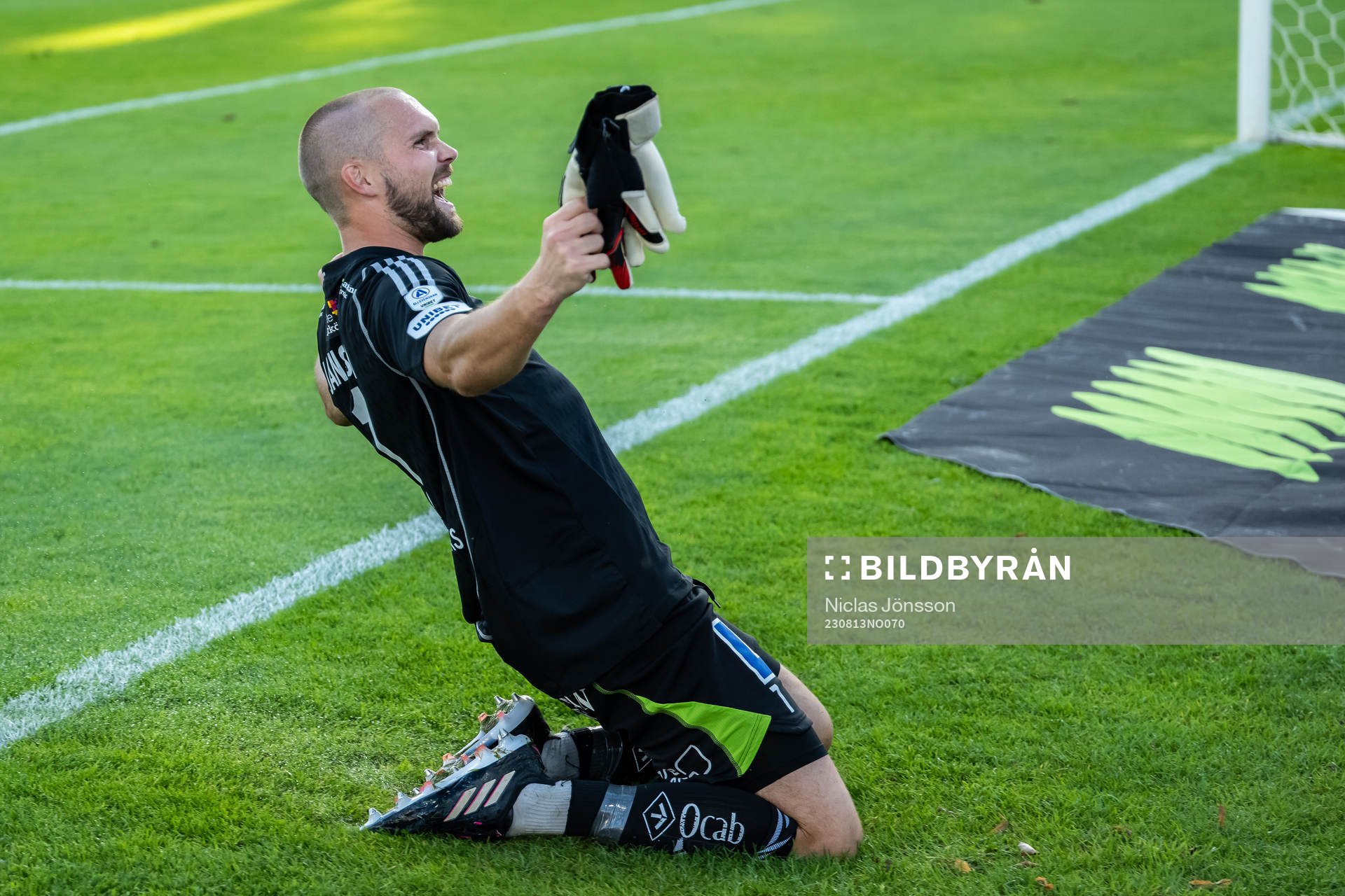 IFK Norrköpings målvakt Oscar Jansson jublar