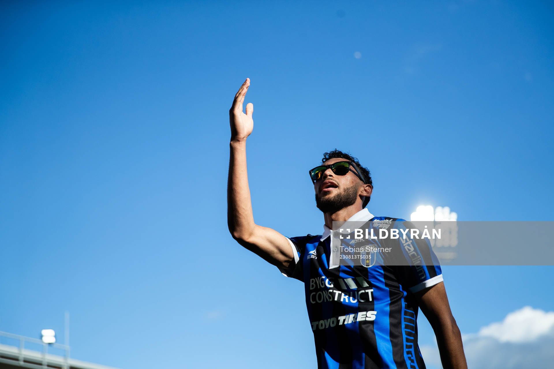 Sirius Joakim Persson jublar efter fotbollsmatchen i Allsvenskan mellan Sirius och Kalmar den 13 augusti 2023 i Uppsala. 