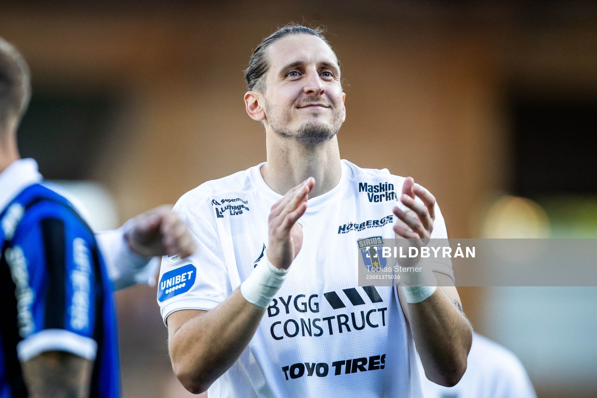 Sirius målvakt David Mitov Nilsson jublar efter fotbollsmatchen i Allsvenskan mellan Sirius och Kalmar den 13 augusti 2023 i Uppsala. 