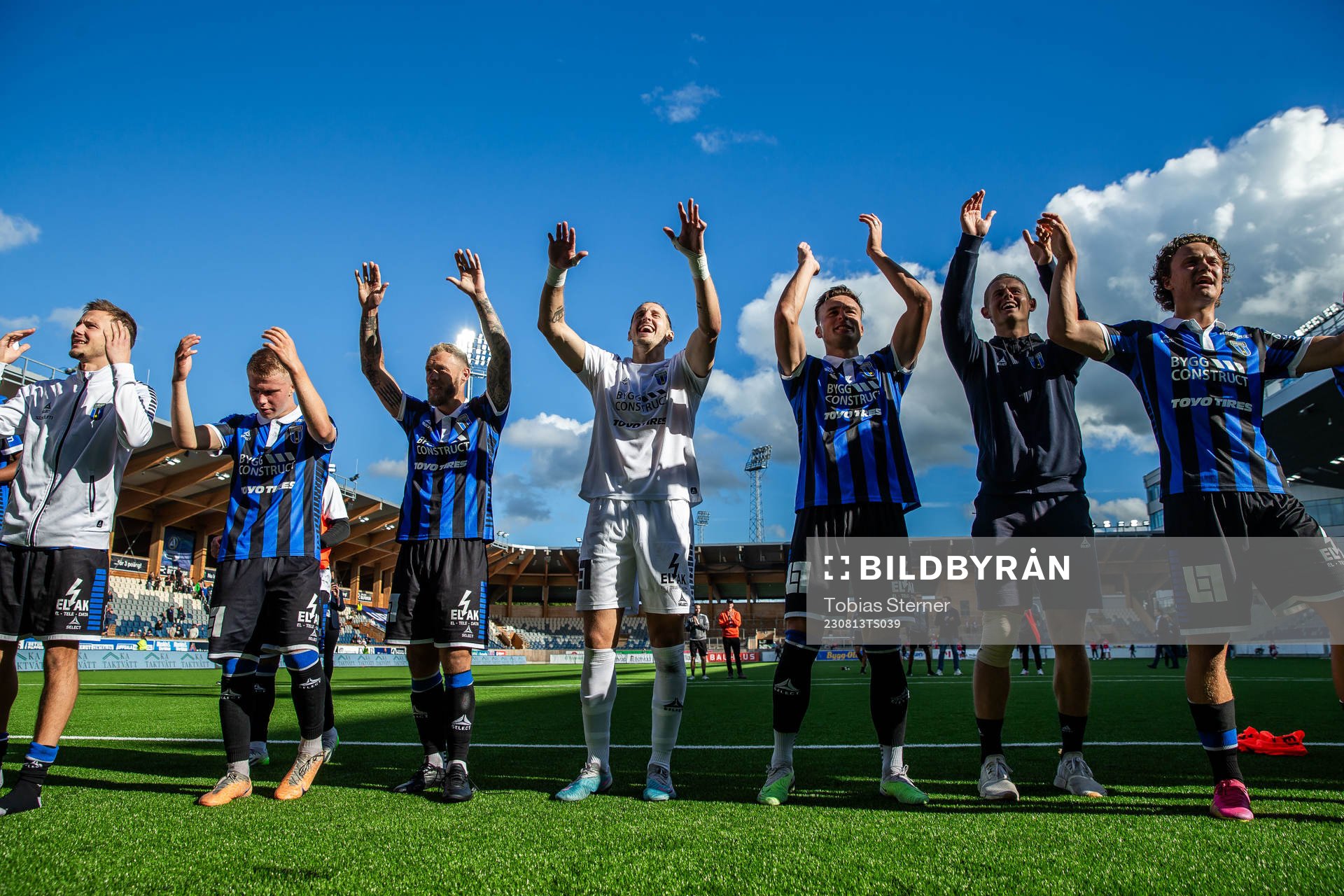 Sirius spelare jublar efter fotbollsmatchen i Allsvenskan mellan Sirius och Kalmar den 13 augusti 2023 i Uppsala. 