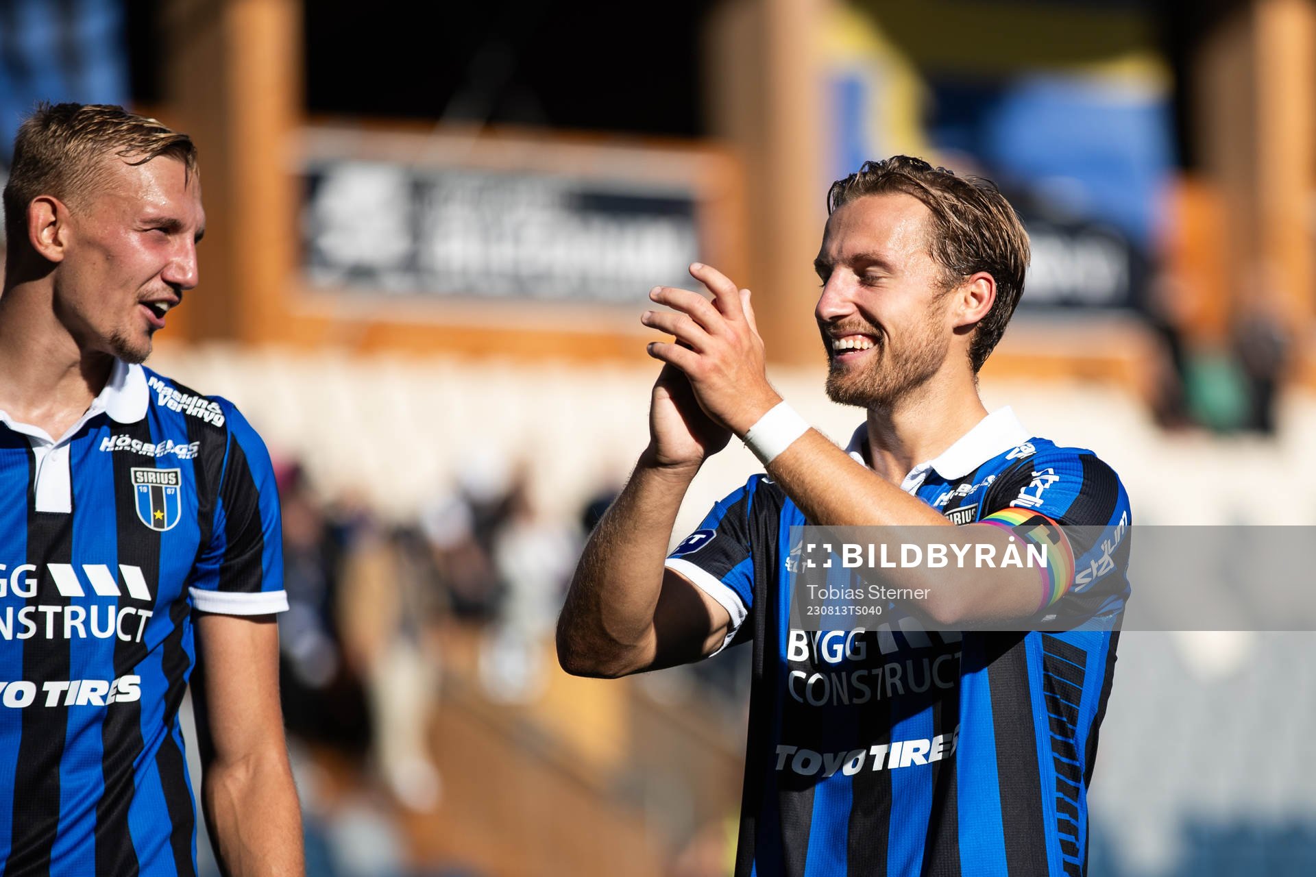 Sirius Daniel Stensson jublar efter fotbollsmatchen i Allsvenskan mellan Sirius och Kalmar den 13 augusti 2023 i Uppsala. 
