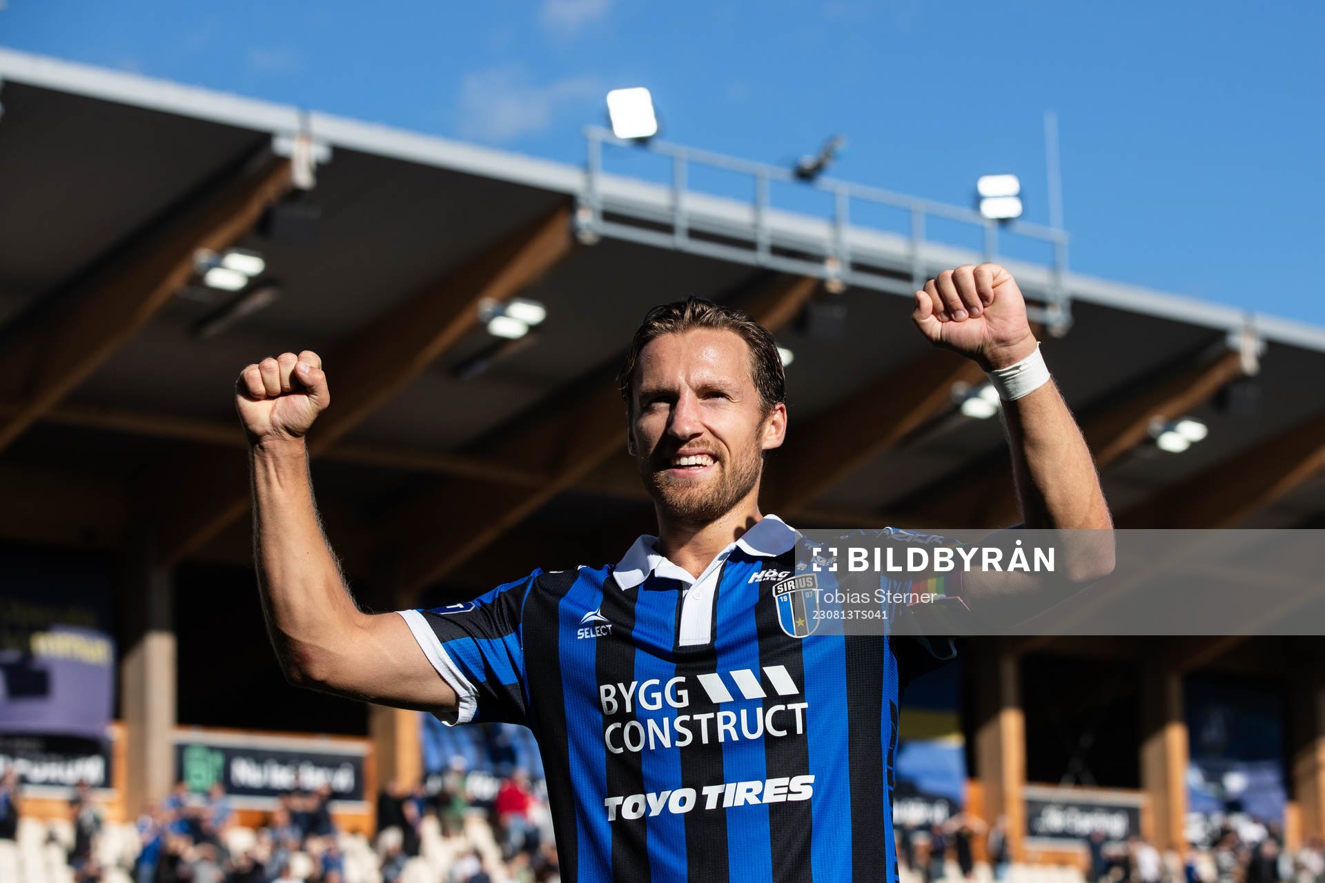 Sirius Daniel Stensson jublar efter fotbollsmatchen i Allsvenskan mellan Sirius och Kalmar den 13 augusti 2023 i Uppsala. 