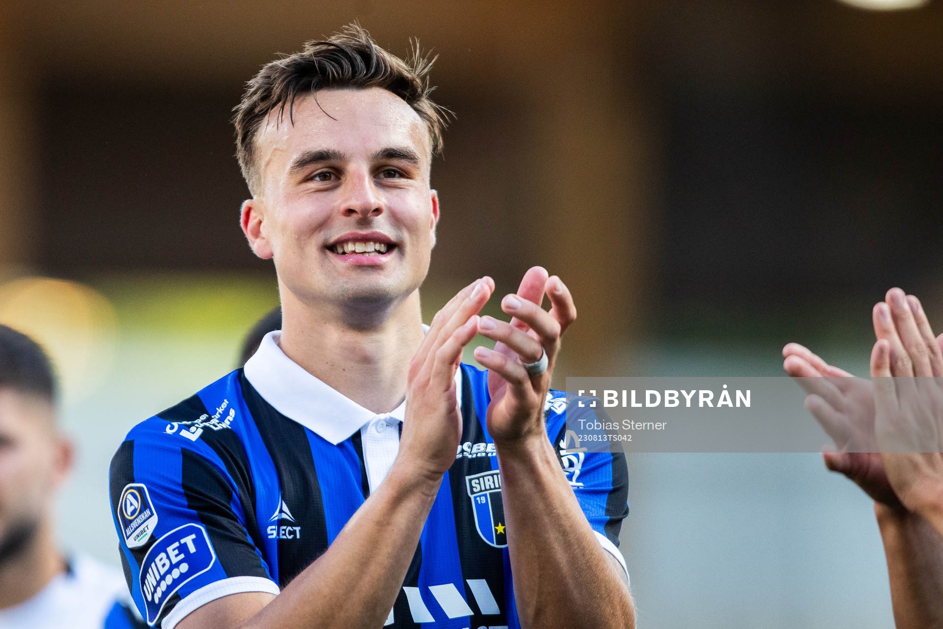 Sirius Henrik Castegren jublar efter fotbollsmatchen i Allsvenskan mellan Sirius och Kalmar den 13 augusti 2023 i Uppsala. 