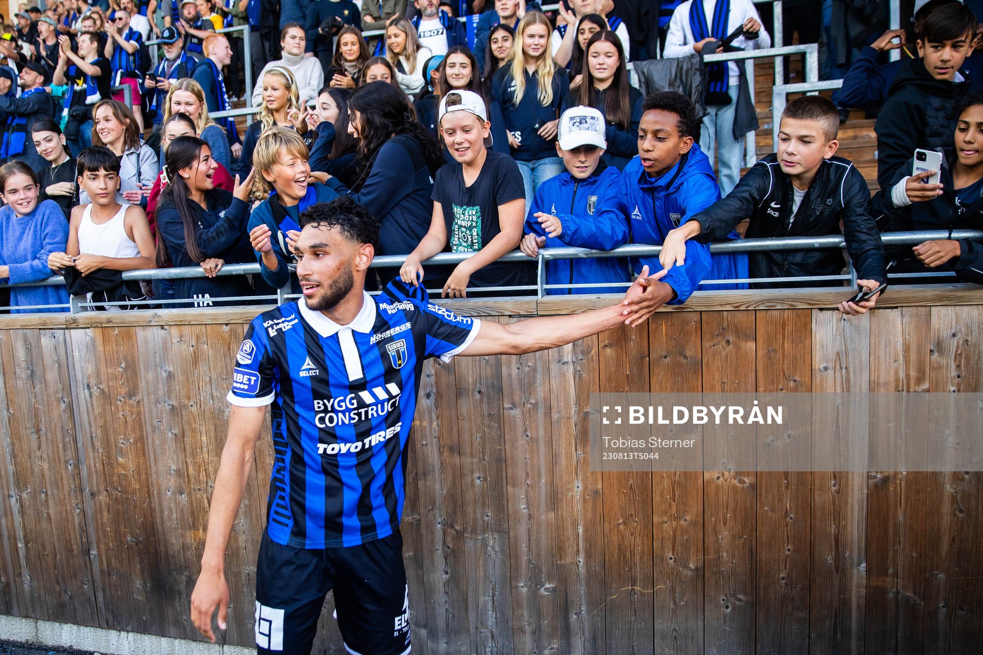 Sirius Joakim Persson jublar efter fotbollsmatchen i Allsvenskan mellan Sirius och Kalmar den 13 augusti 2023 i Uppsala. 