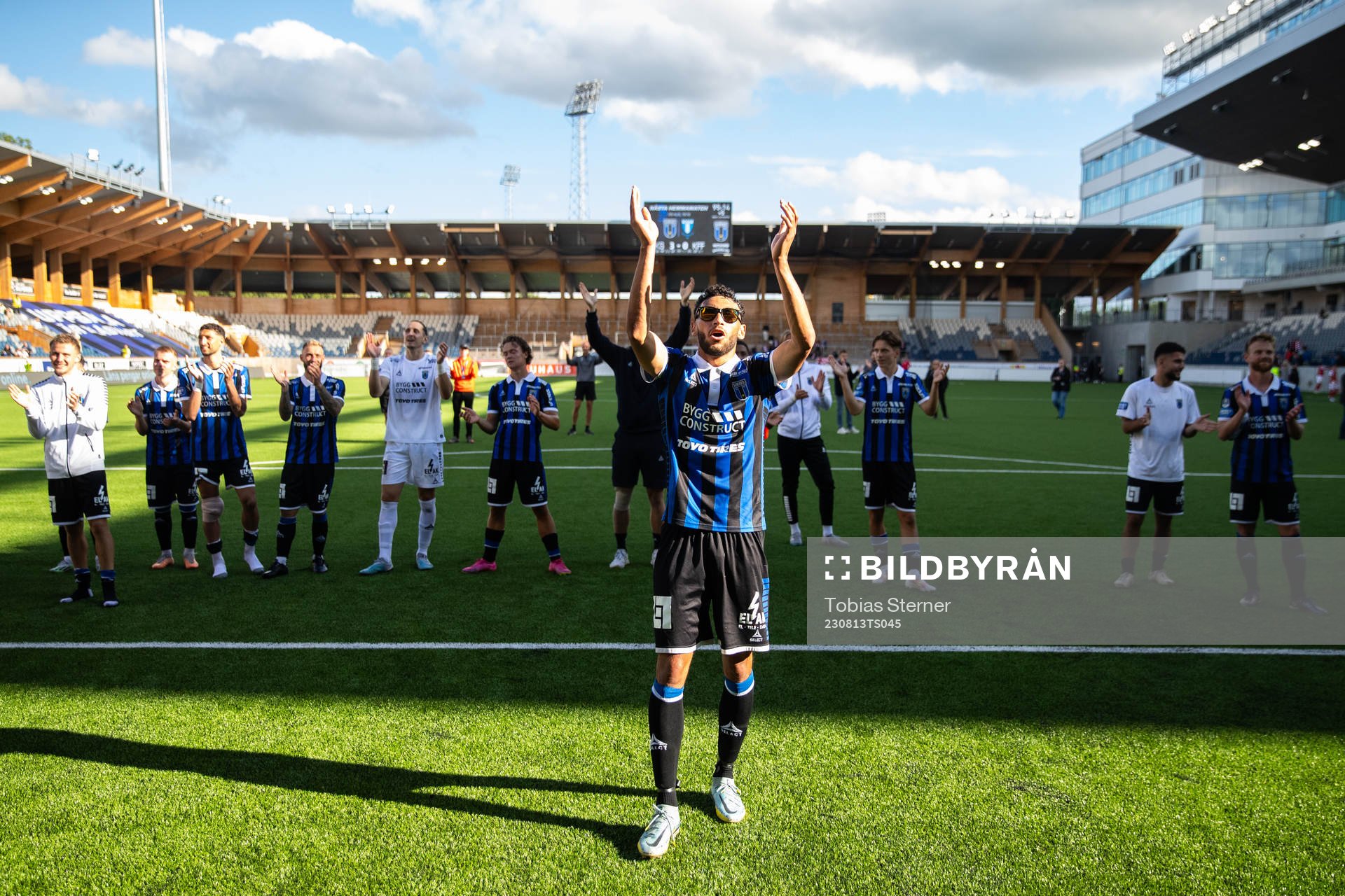 Sirius Joakim Persson jublar efter fotbollsmatchen i Allsvenskan mellan Sirius och Kalmar den 13 augusti 2023 i Uppsala. 